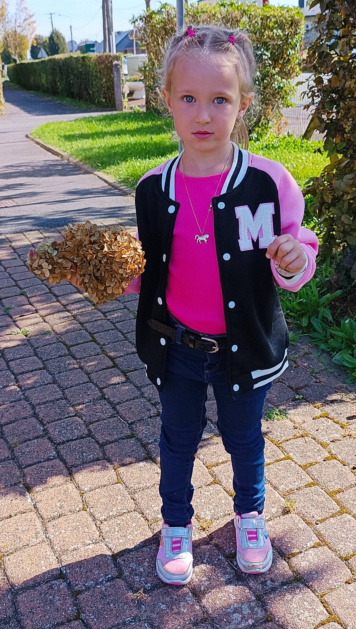 Lina a rejoint le concours — aidez-le/la à gagner de superbes lots ! baby, baby_toddler_clothing, black, blazer, child, denim, electric_blue, fashion_accessory, formal_wear, grass, happy, magenta, pattern, person, photograph, pink, plant, sleeve, snapshot, toddler