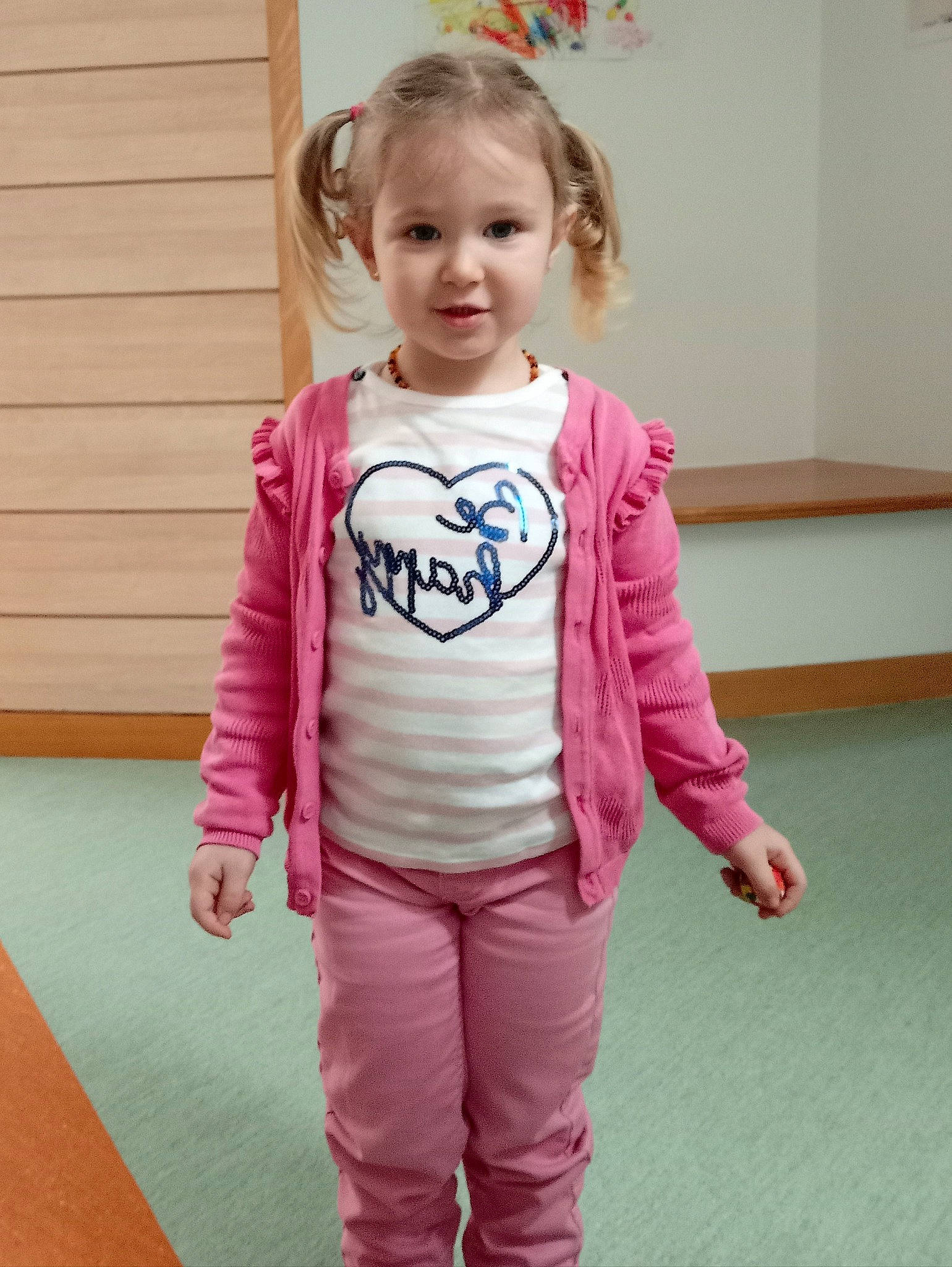 Lina a rejoint le concours — aidez-le/la à gagner de superbes lots ! active_pants, baby_toddler_clothing, eye, face, facial_expression, gesture, hair, happy, joint, neck, person, pink, shoulder, sleeve, sports_equipment, sportswear, standing, sweatpant, t_shirt, toddler