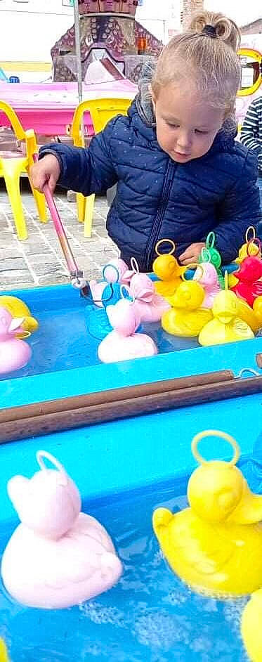 Lina a rejoint le concours — aidez-le/la à gagner de superbes lots ! baby_toddler_clothing, bath_toy, blue, fun, leisure, mammal, person, photograph, plastic, product, recreation, room, rubber_ducky, snapshot, stuffed_toy, table, textile, toddler, toy, vertebrate