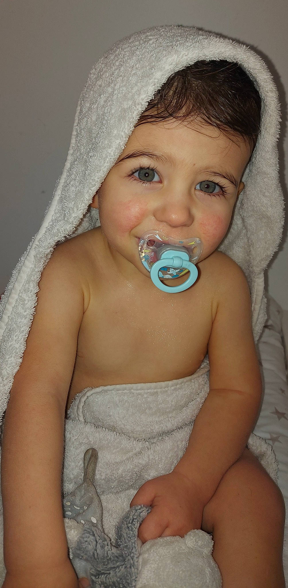 Bjõrn a rejoint le concours — aidez-le/la à gagner de superbes lots ! baby, baby_toddler_clothing, cap, cheek, chin, eyebrow, eyelash, face, finger, gesture, happy, headgear, headwear, iris, lip, mouth, nail, neck, nose, person