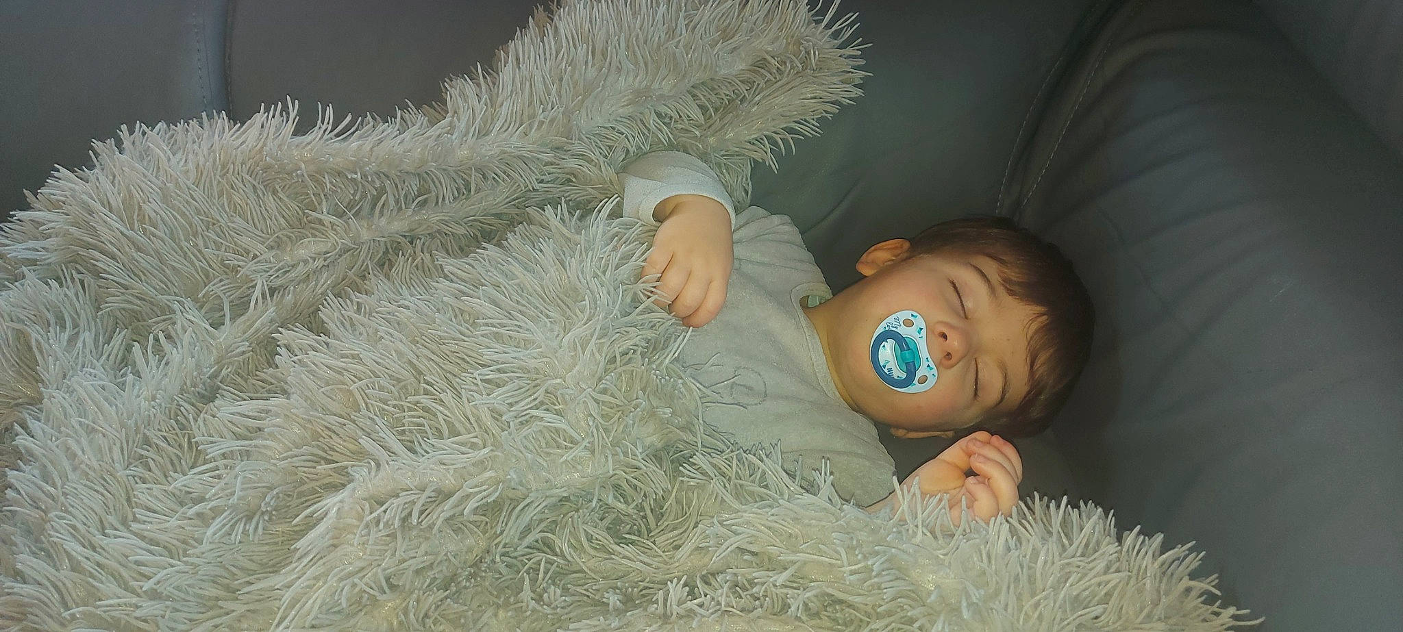 Bjõrn a rejoint le concours — aidez-le/la à gagner de superbes lots ! arm, baby, child, comfort, couch, finger, fur, grass, hairstyle, hand, headgear, linens, people_in_nature, person, plant, skin, textile, toddler, tree, wood