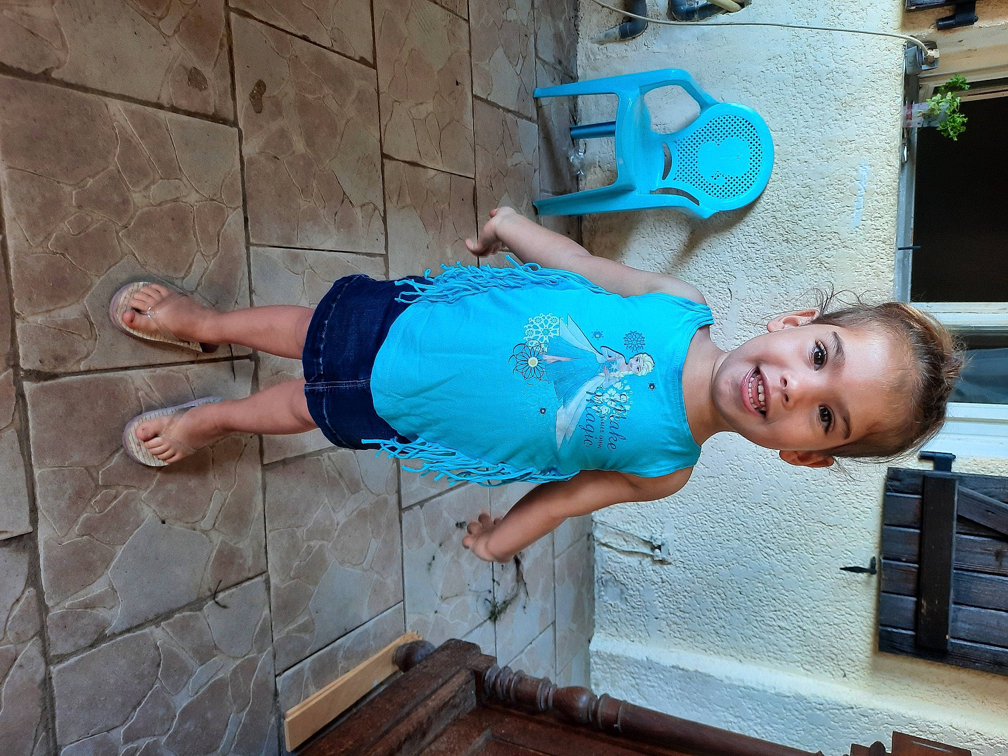 Talya a rejoint le concours — aidez-le/la à gagner de superbes lots ! art, blue, denim, elbow, electric_blue, fun, happy, hat, human_leg, joy, leisure, person, shorts, smile, standing, street_fashion, t_shirt, thigh, toddler, vacation