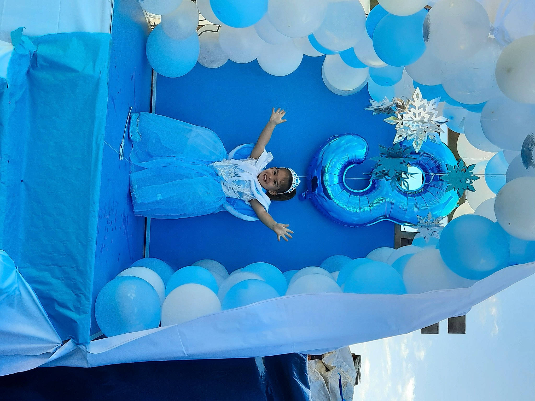 Talya a rejoint le concours — aidez-le/la à gagner de superbes lots ! aqua, art, azure, balloon, blue, ceiling, circle, electric_blue, event, fictional_character, font, fun, graphics, happy, joy, leisure, party_supply, pattern, person, petal