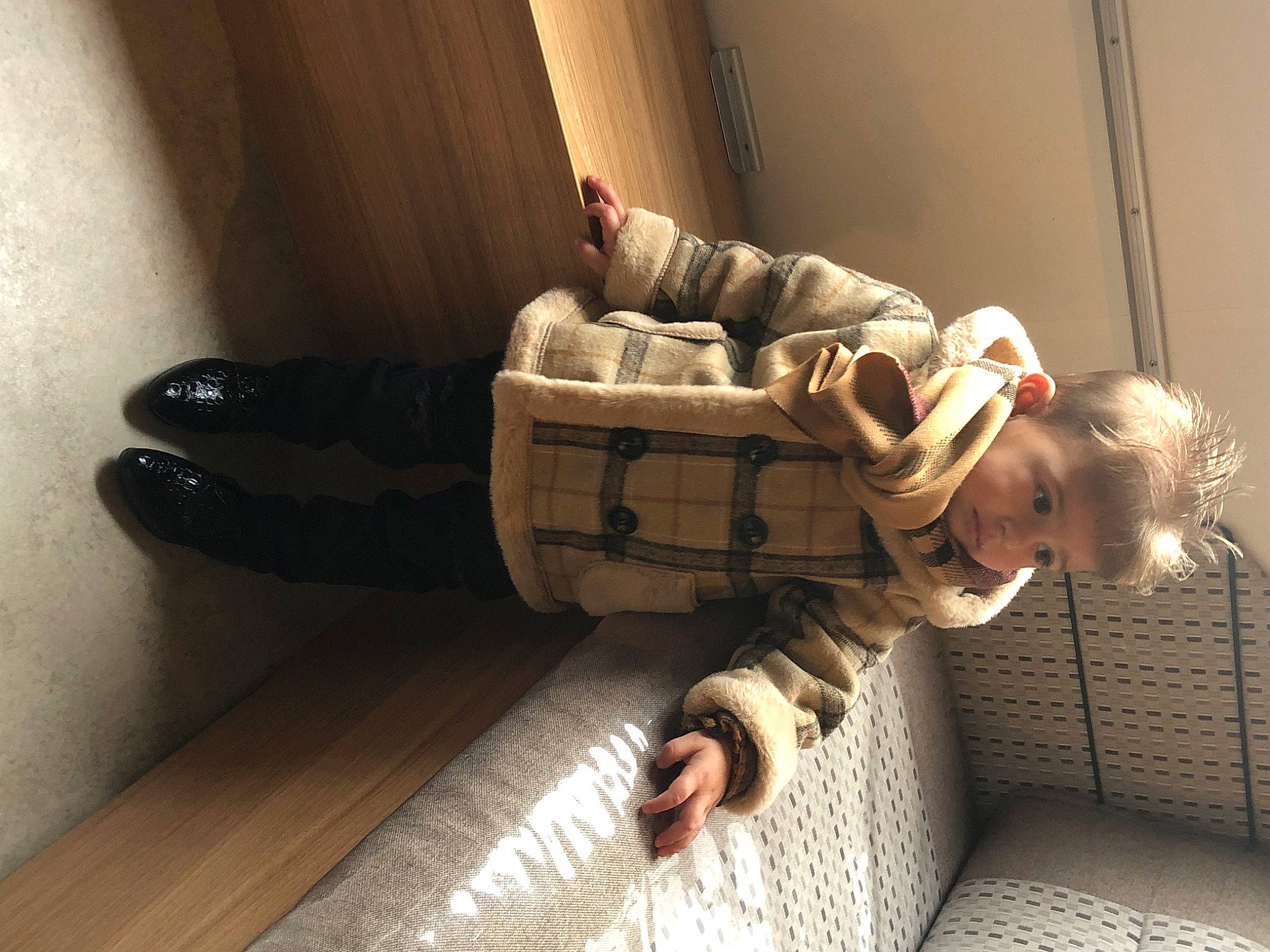 Liam a rejoint le concours — aidez-le/la à gagner de superbes lots ! baby, baby_toddler_clothing, child, comfort, elbow, floor, flooring, fun, happy, hardwood, human_leg, knee, person, room, sitting, sock, toddler, wood, wood_flooring
