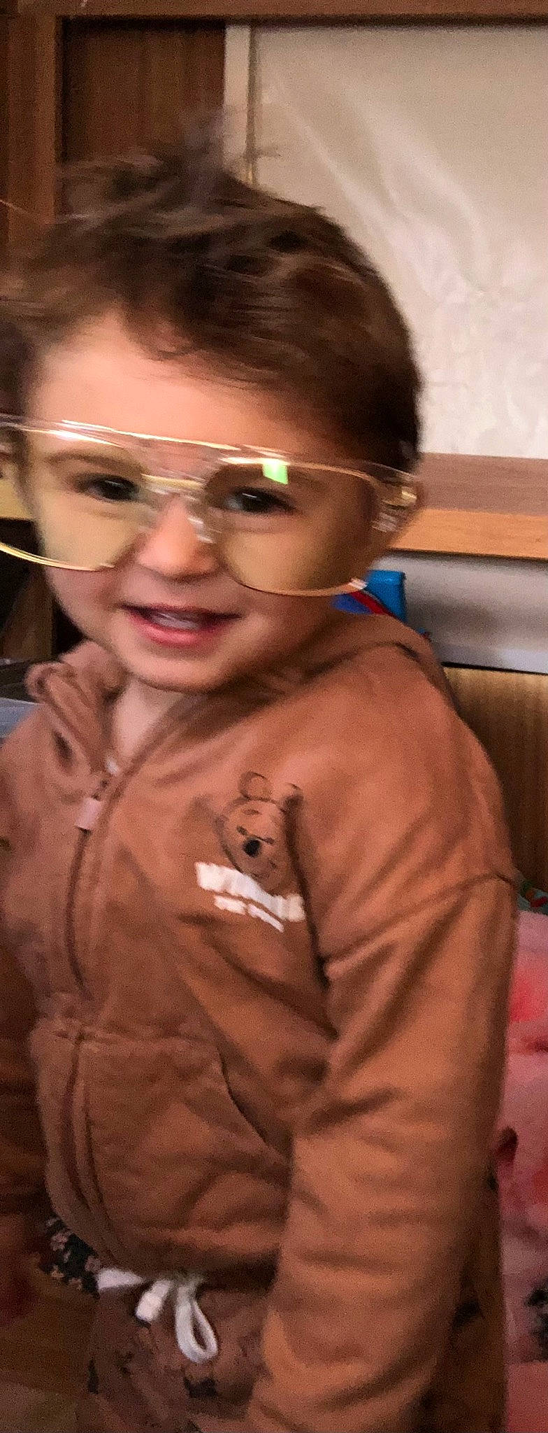 Liam participe au concours pour gagner de l'argent avec cette photo : cheek, child, cool, eyewear, face, forehead, fun, goggles, hair, hairstyle, happy, head, mouth, nose, person, personal_protective_equipment, sleeve, smile, sunglasses, toddler