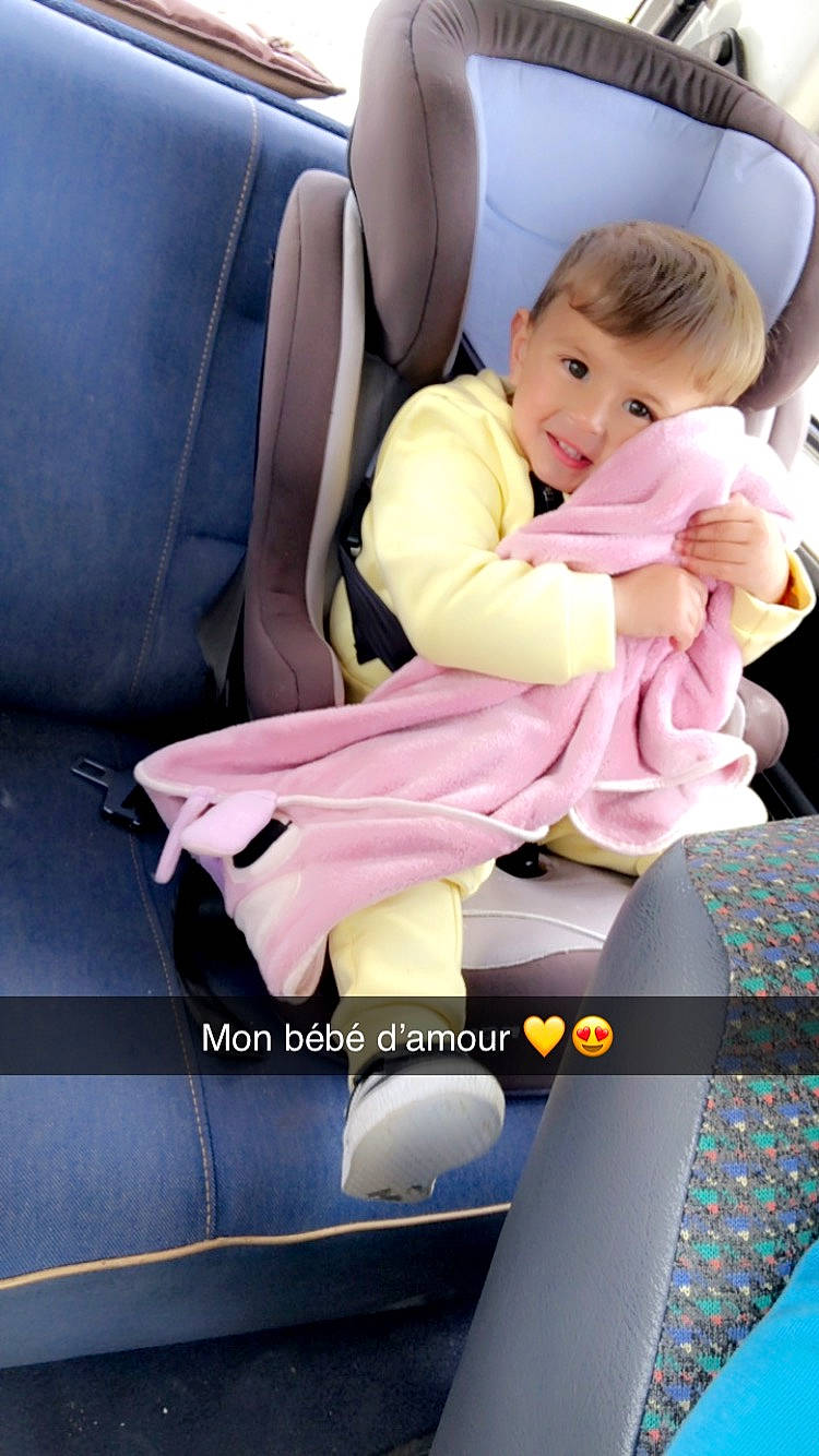 Liam a rejoint le concours — aidez-le/la à gagner de superbes lots ! auto_part, automotive_design, baby, baby_in_car_seat, baby_toddler_clothing, car_seat, car_seat_cover, chair, child, comfort, family_car, head_restraint, human_leg, joy, lap, motor_vehicle, person, seat_belt, sitting, thigh