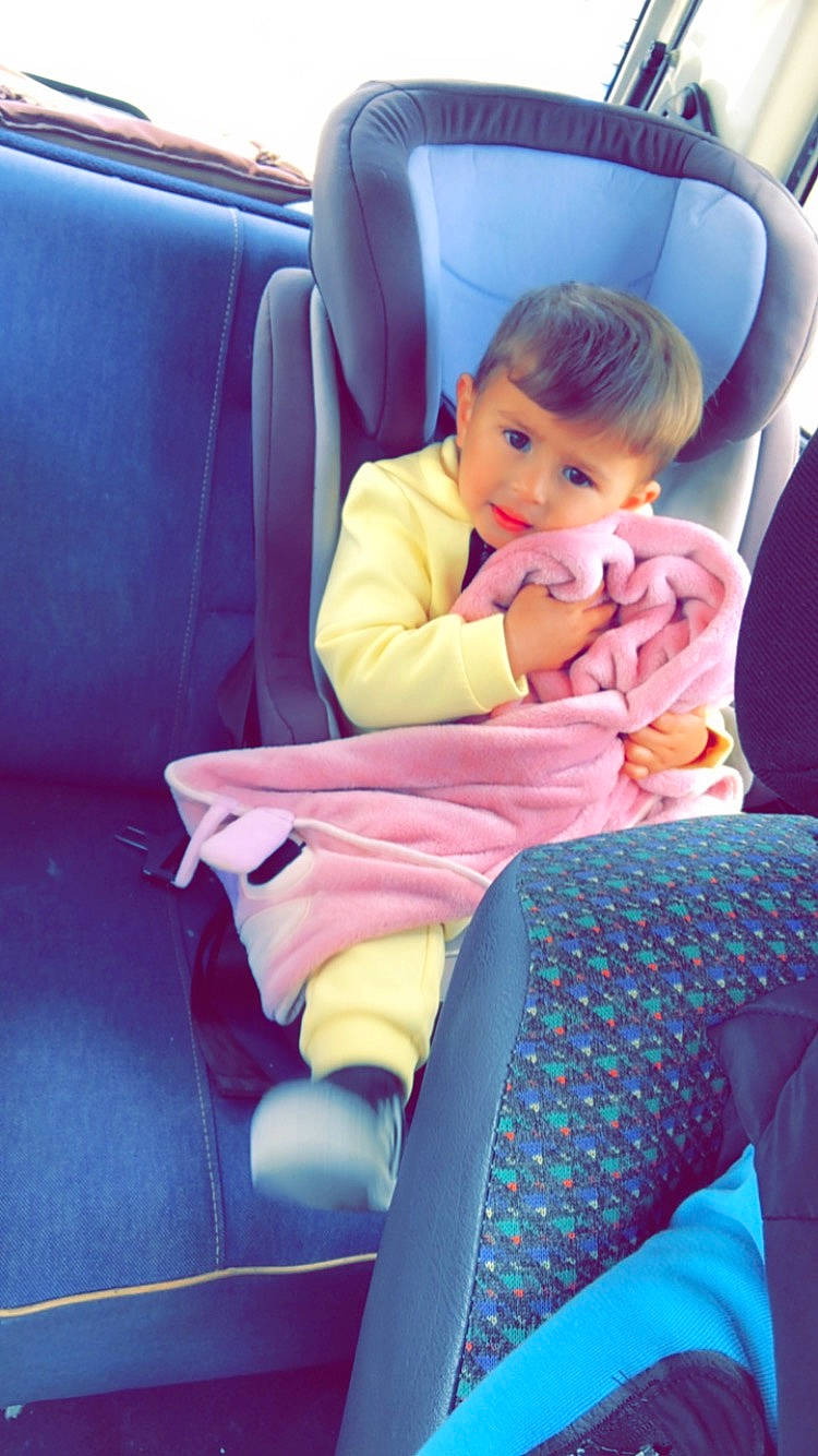 Liam a rejoint le concours — aidez-le/la à gagner de superbes lots ! auto_part, baby, baby_products, baby_toddler_clothing, car_seat, car_seat_cover, chair, child, comfort, electric_blue, fun, head, head_restraint, human_leg, lap, leisure, person, purple, sitting, thigh