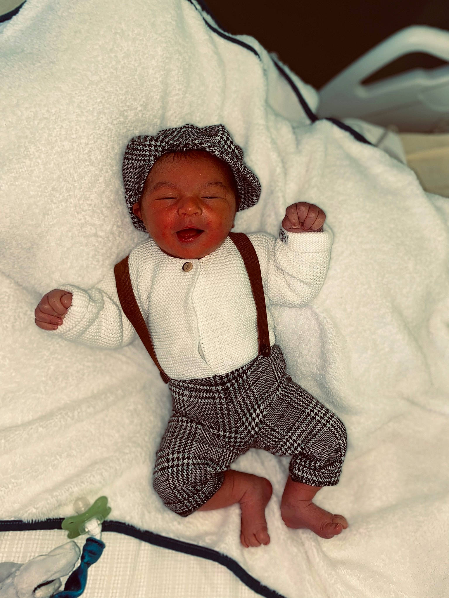 Liam a rejoint le concours — aidez-le/la à gagner de superbes lots ! baby, baby_products, baby_sleeping, baby_toddler_clothing, child, comfort, face, head, headgear, headwear, linens, mammal, outerwear, pattern, person, room, skin, sleeve, textile, toddler