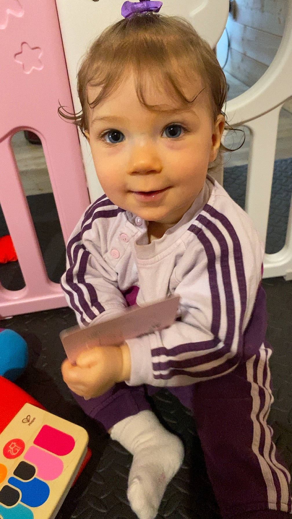 Julia participe au concours pour gagner de l'argent avec cette photo : baby, baby_playing_with_toys, baby_toddler_clothing, chair, cheek, child, eyelash, finger, flooring, fun, happy, iris, nose, person, pink, room, sitting, skin, smile, toddler