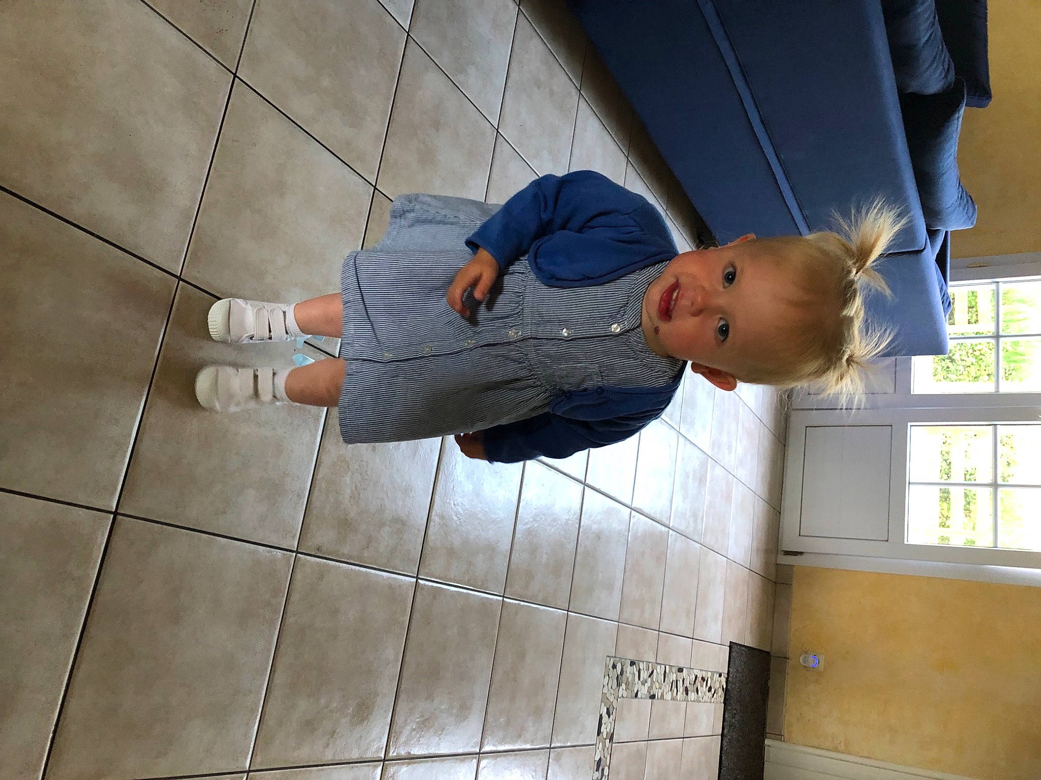 Castille a rejoint le concours — aidez-le/la à gagner de superbes lots ! baby, baby_toddler_clothing, child, cleanliness, composite_material, concrete, elbow, flooring, fun, human_leg, joint, knee, pattern, person, t_shirt, thigh, toddler, tree, walking_shoe, window