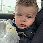 Thelyo a rejoint le concours — aidez-le/la à gagner de superbes lots ! child, toddler, face, blue_eyes, blanket, car_seat, seatbelt, clothing, portrait, indoors, young_child, expression, curious, soft_texture, closeup, person, baby, seat, hair, skin