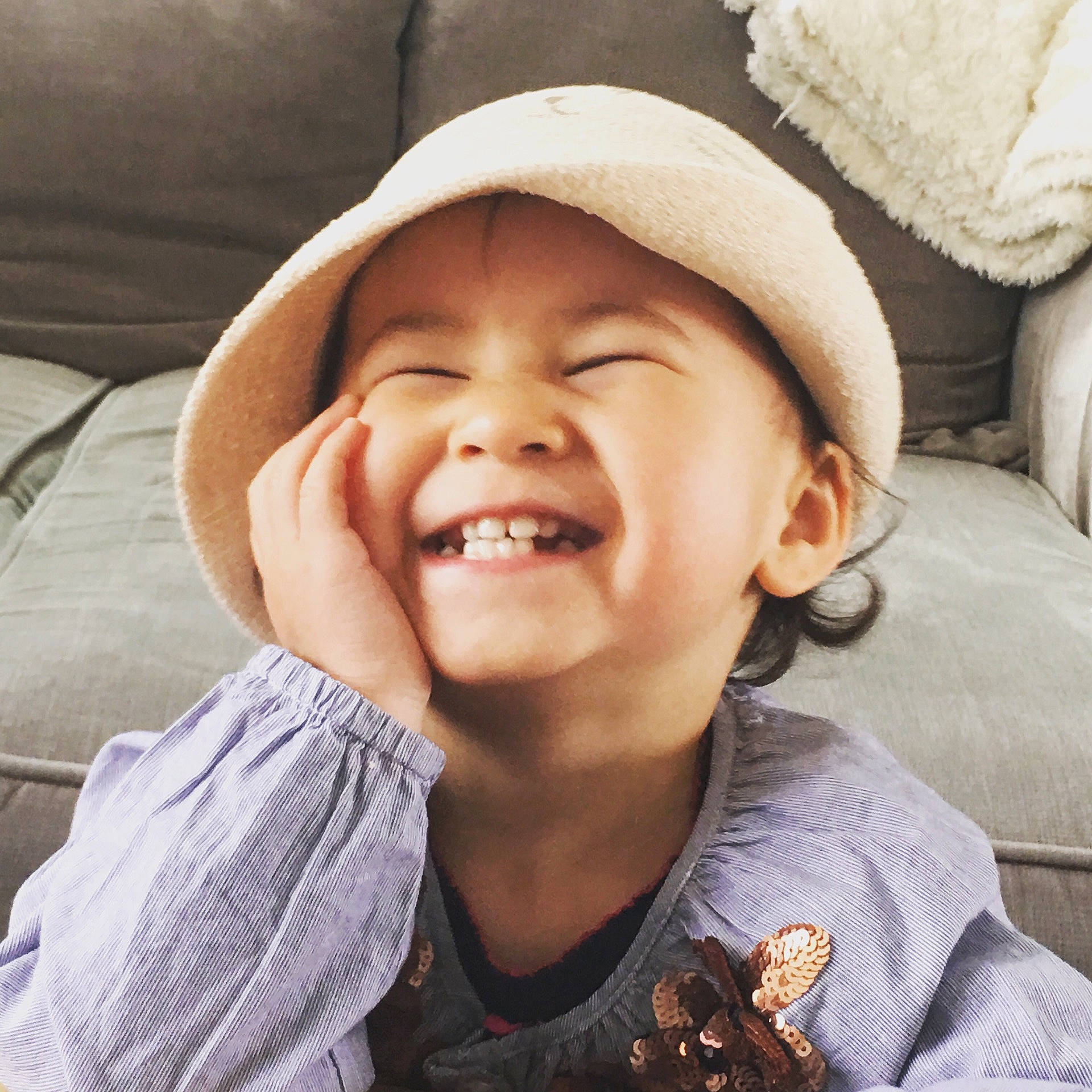 Angèle a rejoint le concours — aidez-le/la à gagner de superbes lots ! cap, child, ear, facial_expression, happiness, hat, headgear, headwear, joy, laughter, person, smile, toddler
