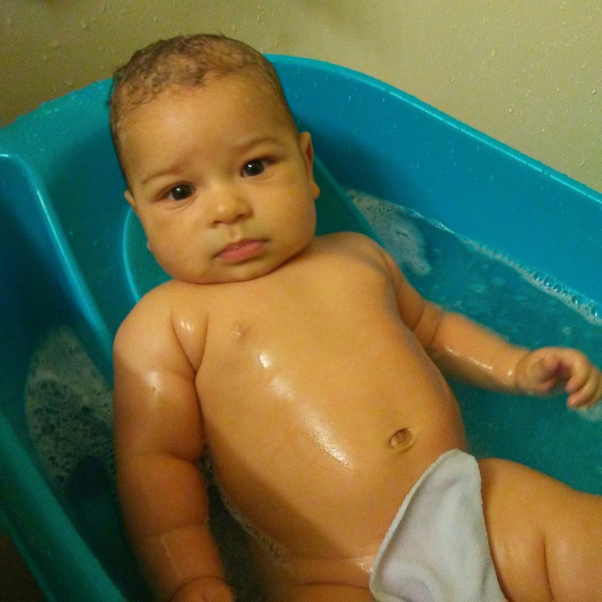 Franco is registered to the contest to win money with this photo: bathing, boy, chest, child, finger, girl, hand, human_positions, infant, mouth, muscle, skin, toddler