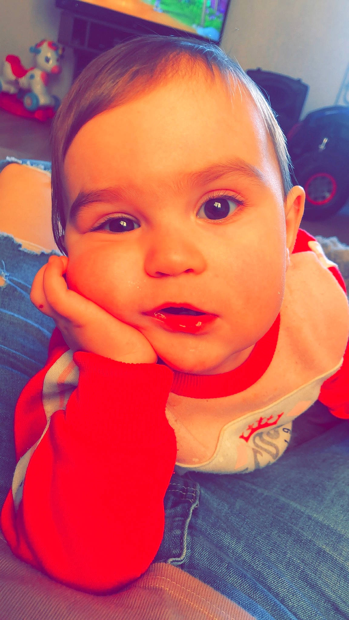 Nyna participe au concours pour gagner de l'argent avec cette photo : baby_toddler_clothing, blue, cheek, chin, cool, ear, eyebrow, eyelash, facial_expression, finger, forehead, gesture, happy, iris, lip, mouth, nose, orange, person, skin