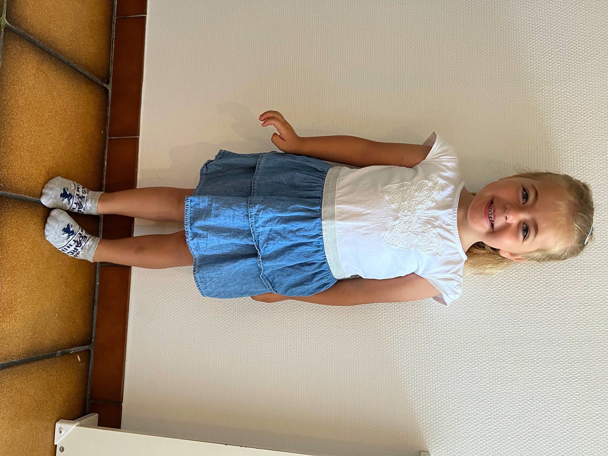 Maïly participe au concours pour gagner de l'argent avec cette photo : abdomen, arm, comfort, denim, elbow, electric_blue, finger, hand, human_body, human_leg, joint, joy, knee, leg, muscle, person, shorts, shoulder, thigh, trunk