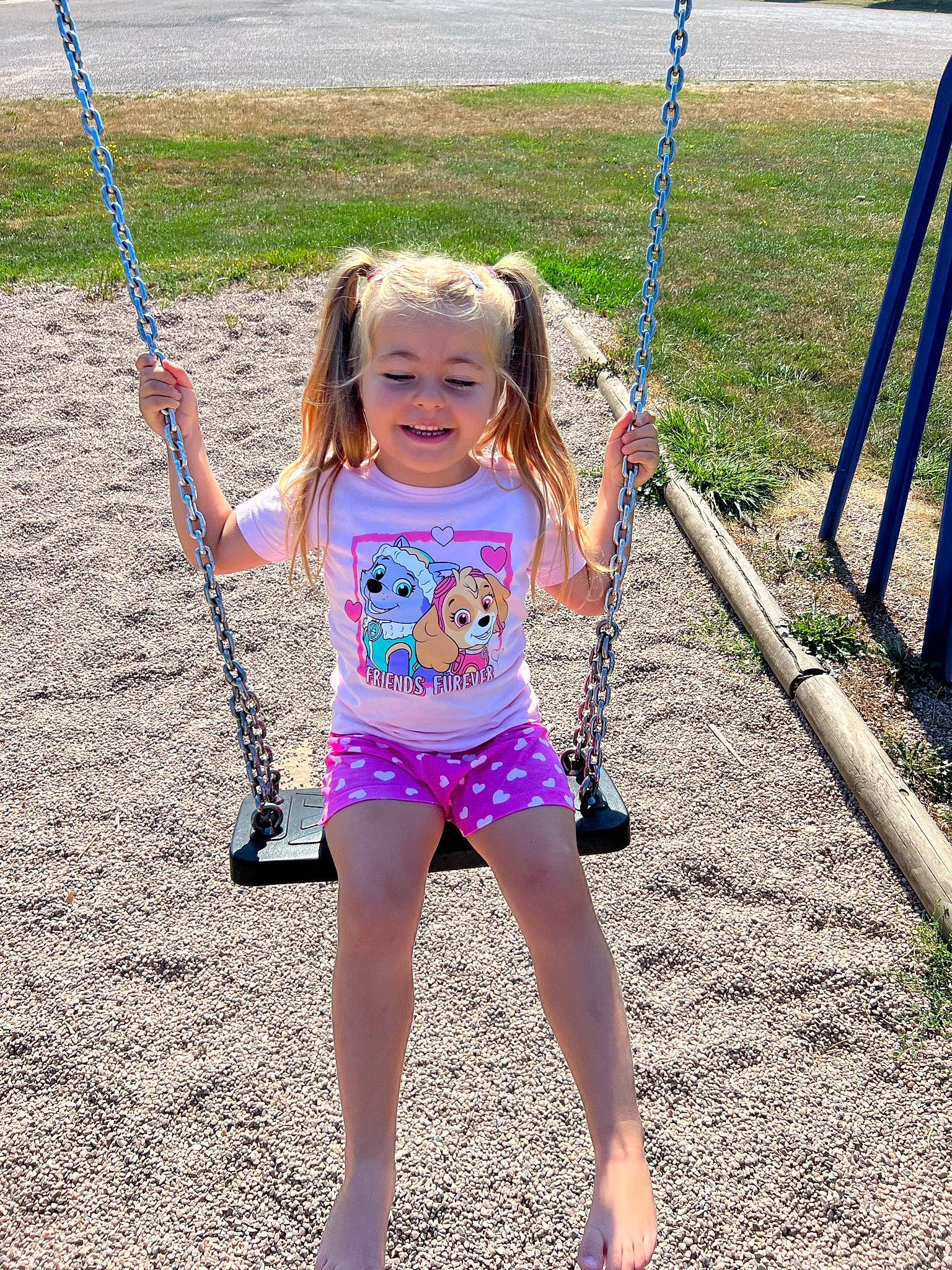 Maïly participe au concours pour gagner de l'argent avec cette photo : blond, child, city, electric_blue, fun, grass, happy, joy, leisure, outdoor_play_equipment, people_in_nature, person, plant, play, playground, recreation, shorts, smile, swing, t_shirt