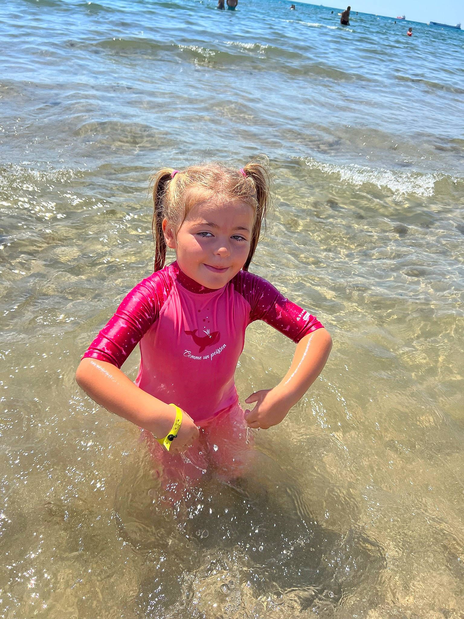 Maïly a rejoint le concours — aidez-le/la à gagner de superbes lots ! beach, beauty, coast, fun, happy, joy, leisure, ocean, people_in_nature, people_on_beach, person, personal_protective_equipment, recreation, sand, sky, smile, tide, toddler, vacation, water