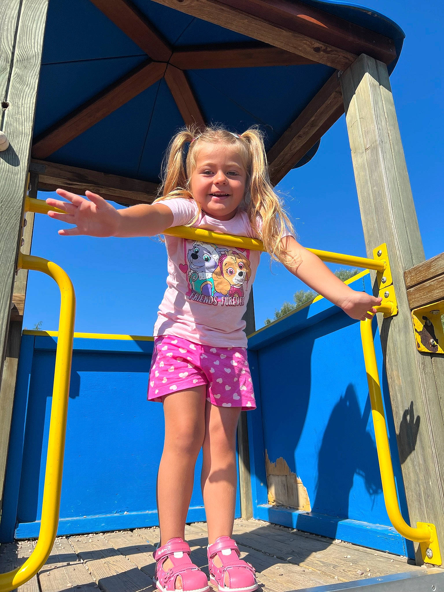 Maïly a rejoint le concours — aidez-le/la à gagner de superbes lots ! beauty, child, chute, city, electric_blue, fun, happy, joy, leisure, magenta, outdoor_play_equipment, person, pink, playground, public_space, recreation, red, sky, summer, t_shirt