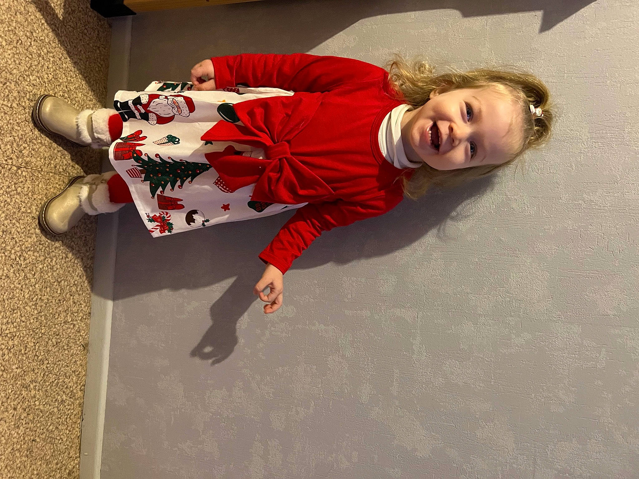 Kaïssy participe au concours pour gagner de l'argent avec cette photo : carmine, comfort, flooring, fun, happy, human_leg, joy, person, sitting, sleeve, smile, thigh, toddler, wood