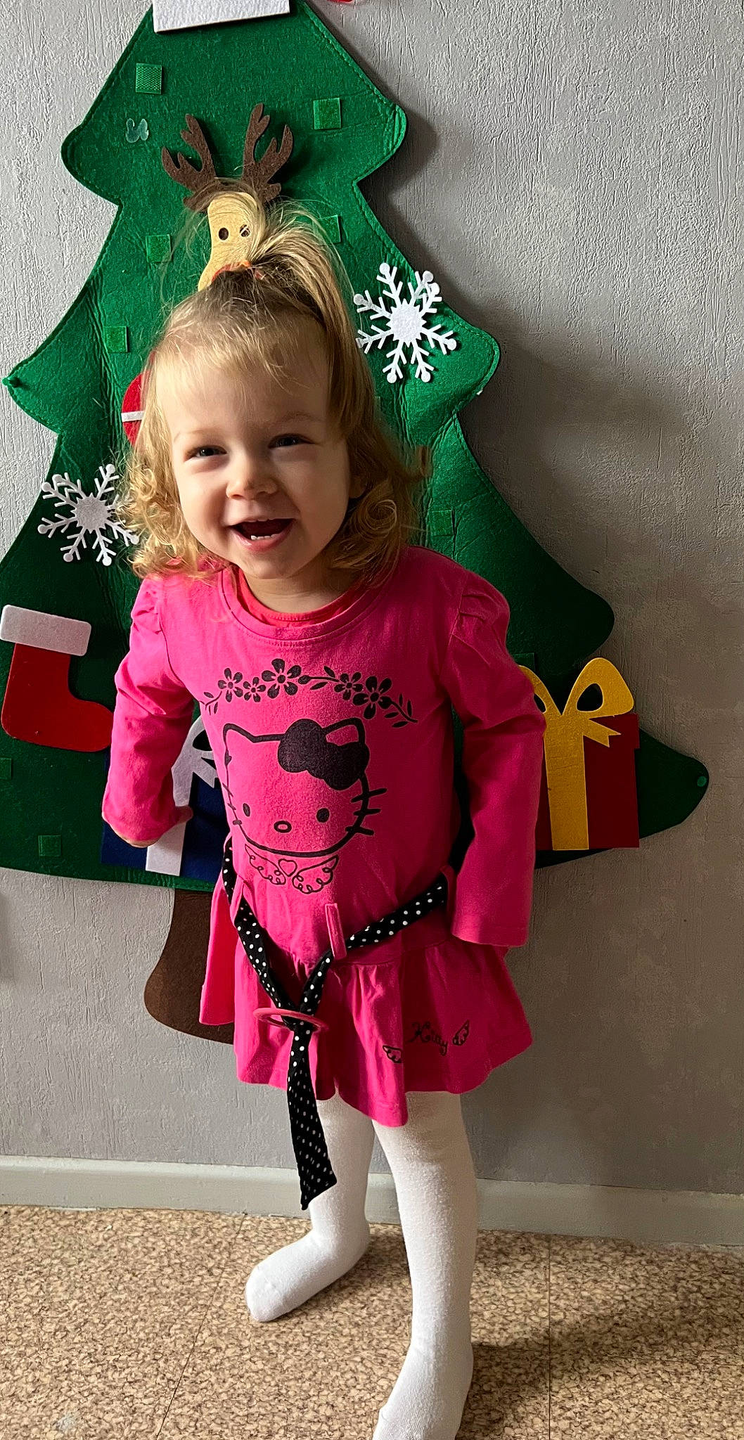 Kaïssy a rejoint le concours — aidez-le/la à gagner de superbes lots ! baby_toddler_clothing, child, costume_hat, face, facial_expression, green, hairstyle, happy, head, joy, magenta, outerwear, person, pink, product, red, sleeve, smile, standing, textile