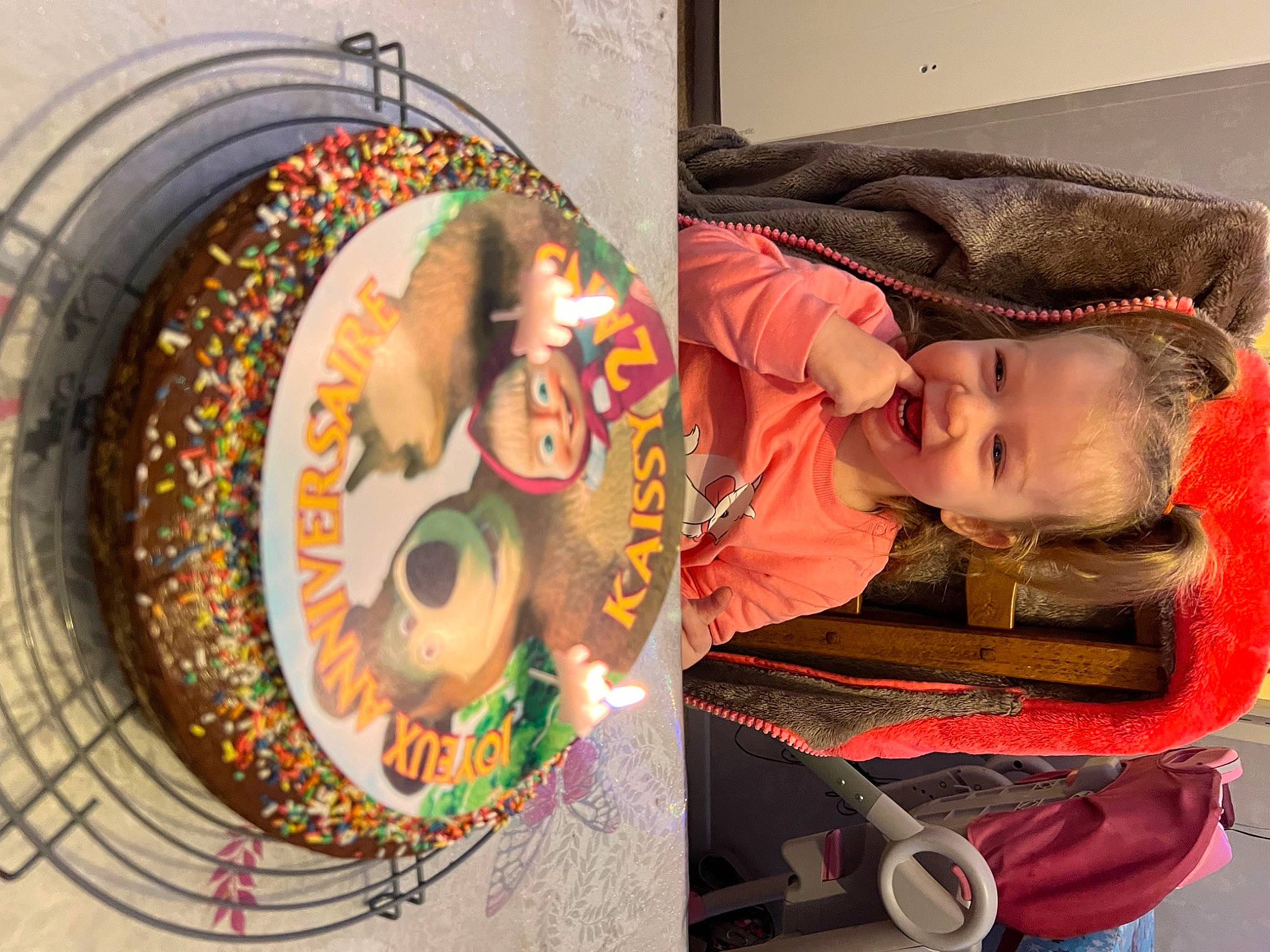 Kaïssy participe au concours pour gagner de l'argent avec cette photo : art, baby, baby_toddler_clothing, child, circle, dessert, dishware, eyelash, food, fun, headgear, person, plate, platter, product, room, smile, t_shirt, tableware, toddler