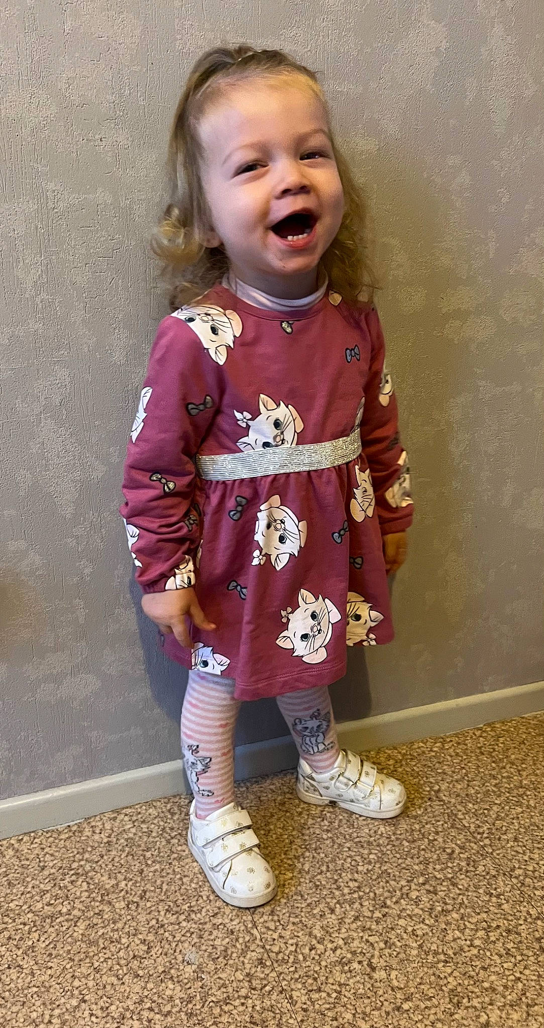 Kaïssy participe au concours pour gagner de l'argent avec cette photo : baby, baby_toddler_clothing, cheek, child, child_model, day_dress, happy, lip, magenta, outerwear, pattern, person, pink, play, sleeve, smile, sock, standing, t_shirt, toddler