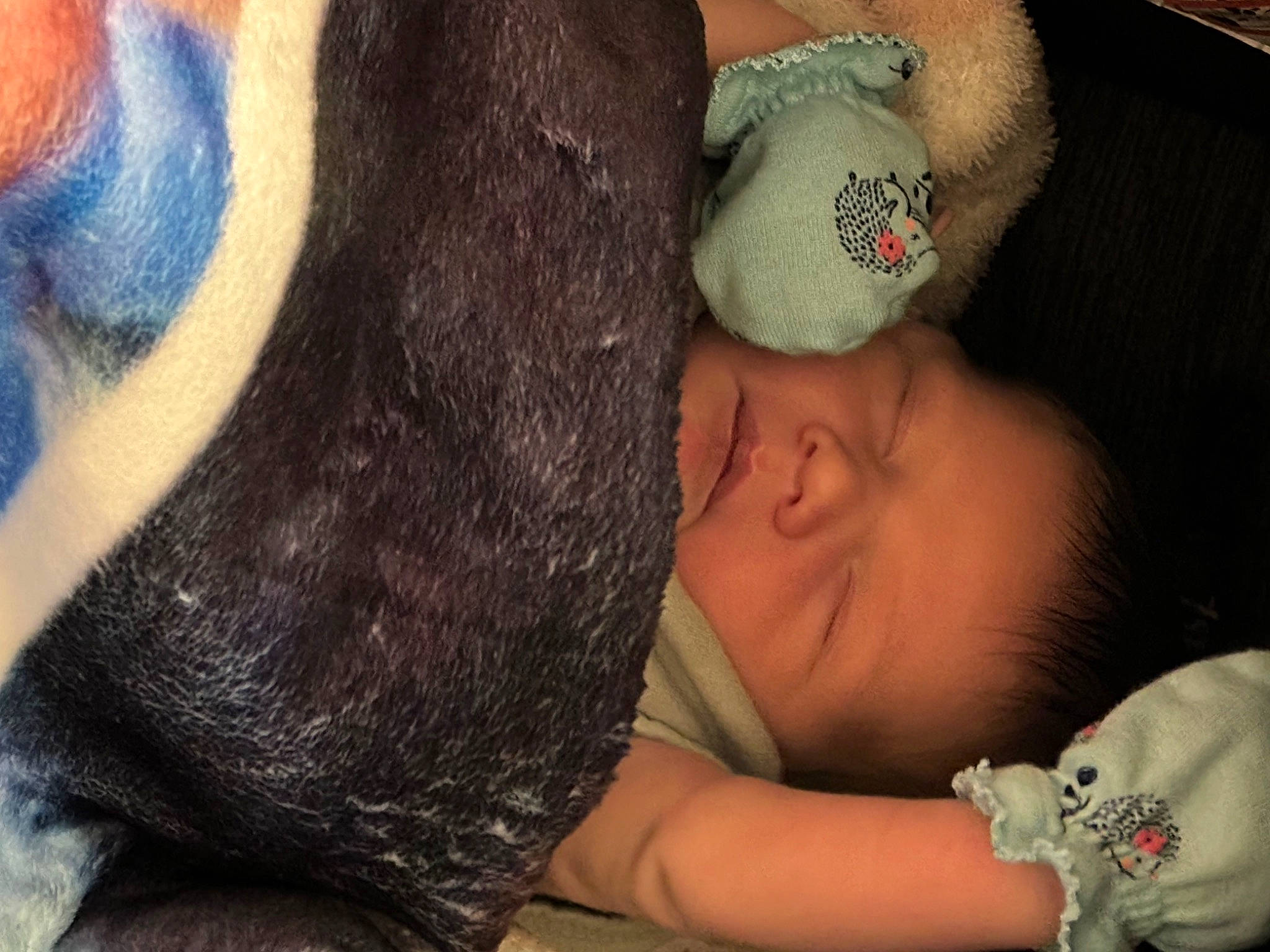 Isabell is registered to the contest to win money with this photo: baby, cap, child, comfort, fawn, foot, fur, gesture, hat, human_body, human_leg, knee, leg, linens, nail, pattern, person, skin, sun_hat, textile