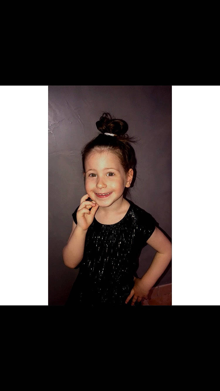 Kaïly a rejoint le concours — aidez-le/la à gagner de superbes lots ! black_hair, day_dress, dress, facial_expression, fashion_design, flash_photography, formal_wear, gesture, hair, happy, jewellery, joy, monochrome_photography, neck, person, sleeve, smile, standing, style, t_shirt