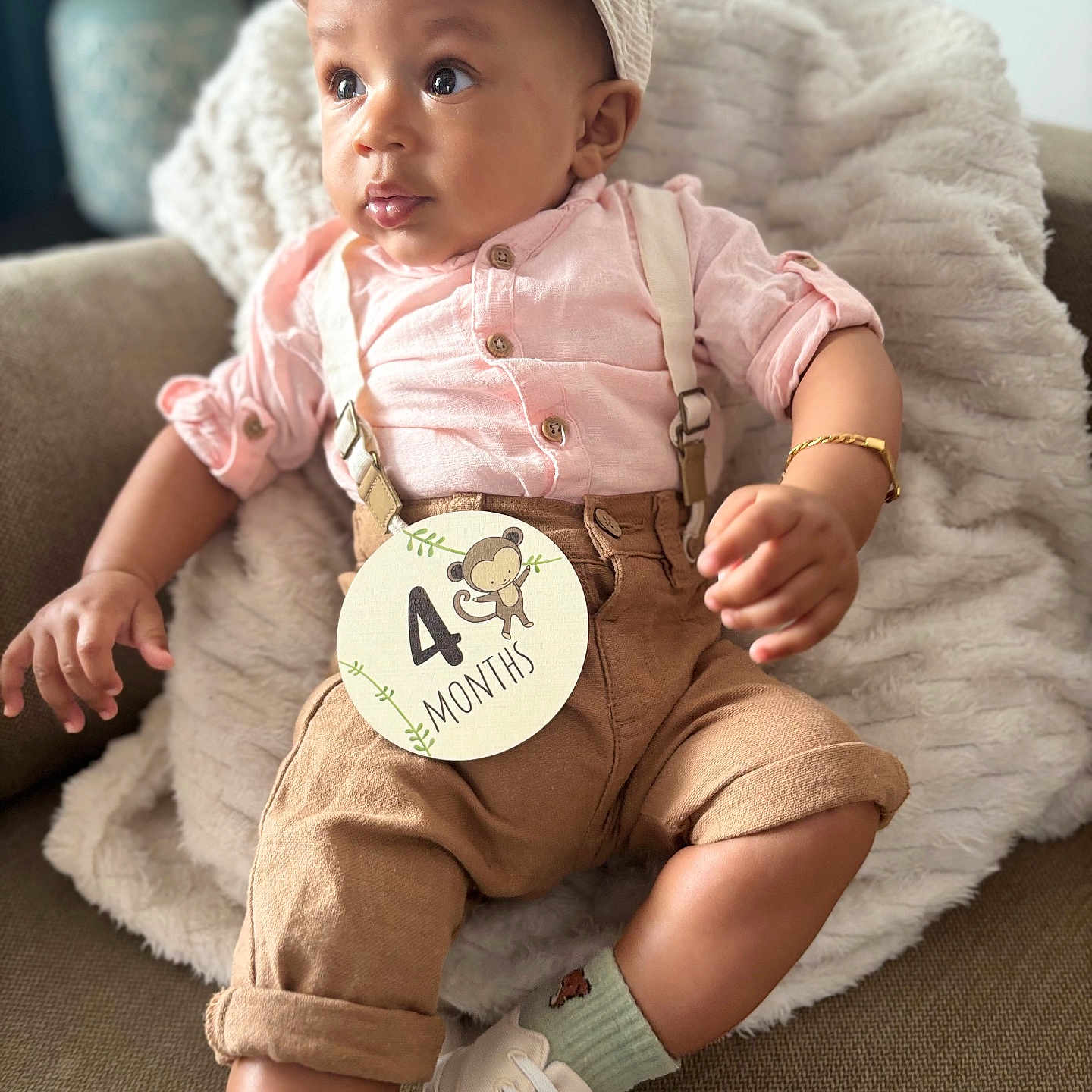 Ethan participe au concours pour gagner de l'argent avec cette photo : 4_months, baby, blanket, bracelet, cap, child, comfortable, couch, cozy, curious_eyes, cute, indoor, infant, pants, portrait, rolled_up_pants, shirt, socks, suspenders, white_shoes