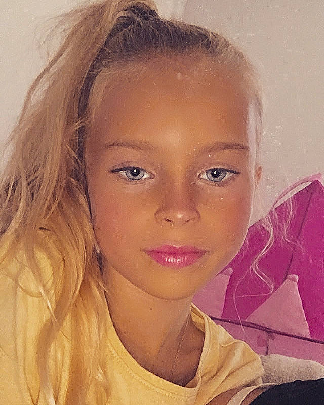 Maëlya a rejoint le concours — aidez-le/la à gagner de superbes lots ! beauty, black_hair, blond, cheek, eyebrow, eyelash, flash_photography, fun, gesture, happy, iris, jaw, jewellery, layered_hair, lip, long_hair, neck, nose, person, skin