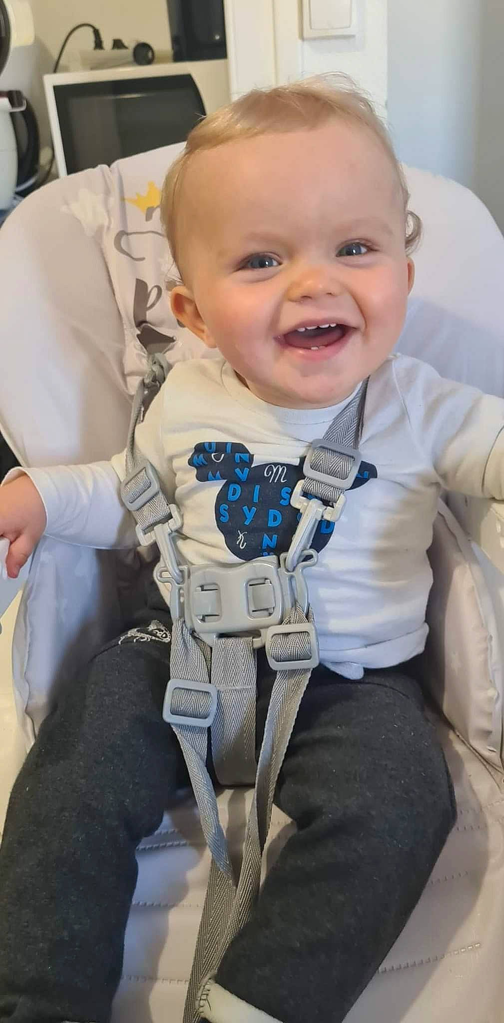 Timothée a rejoint le concours — aidez-le/la à gagner de superbes lots ! baby, baby_toddler_clothing, cheek, collar, comfort, eye, facial_expression, gesture, hair, hairstyle, happy, head, human_body, iris, joy, mouth, nose, person, skin, sleeve