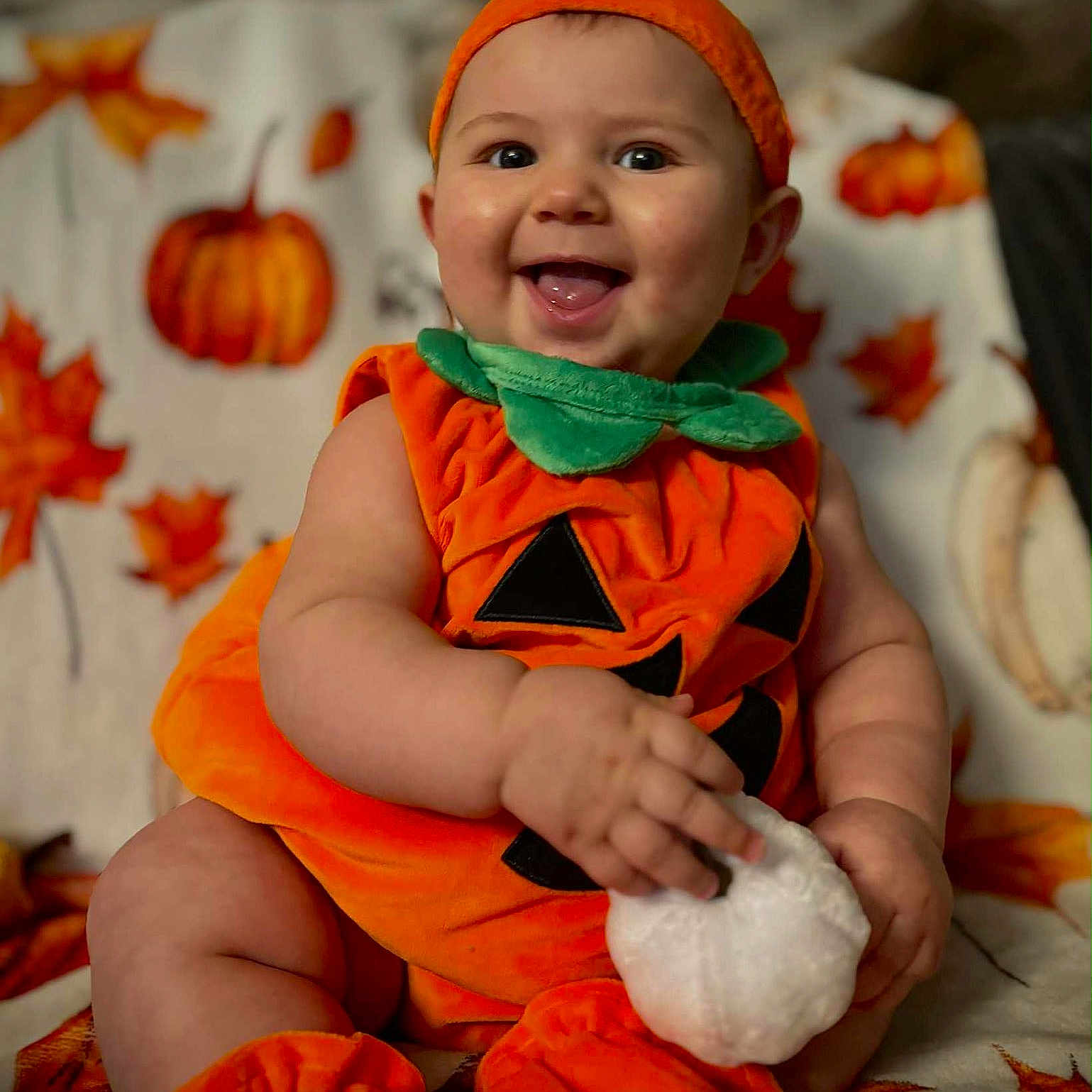 Nylann participe au concours pour gagner de l'argent avec cette photo : autumn, baby, child, chubby_arms, costume, cozy, cute, face, festive, happy, headband, holiday, indoors, leaves, orange, plush_toy, pumpkin_costume, seasonal, sitting, smiling