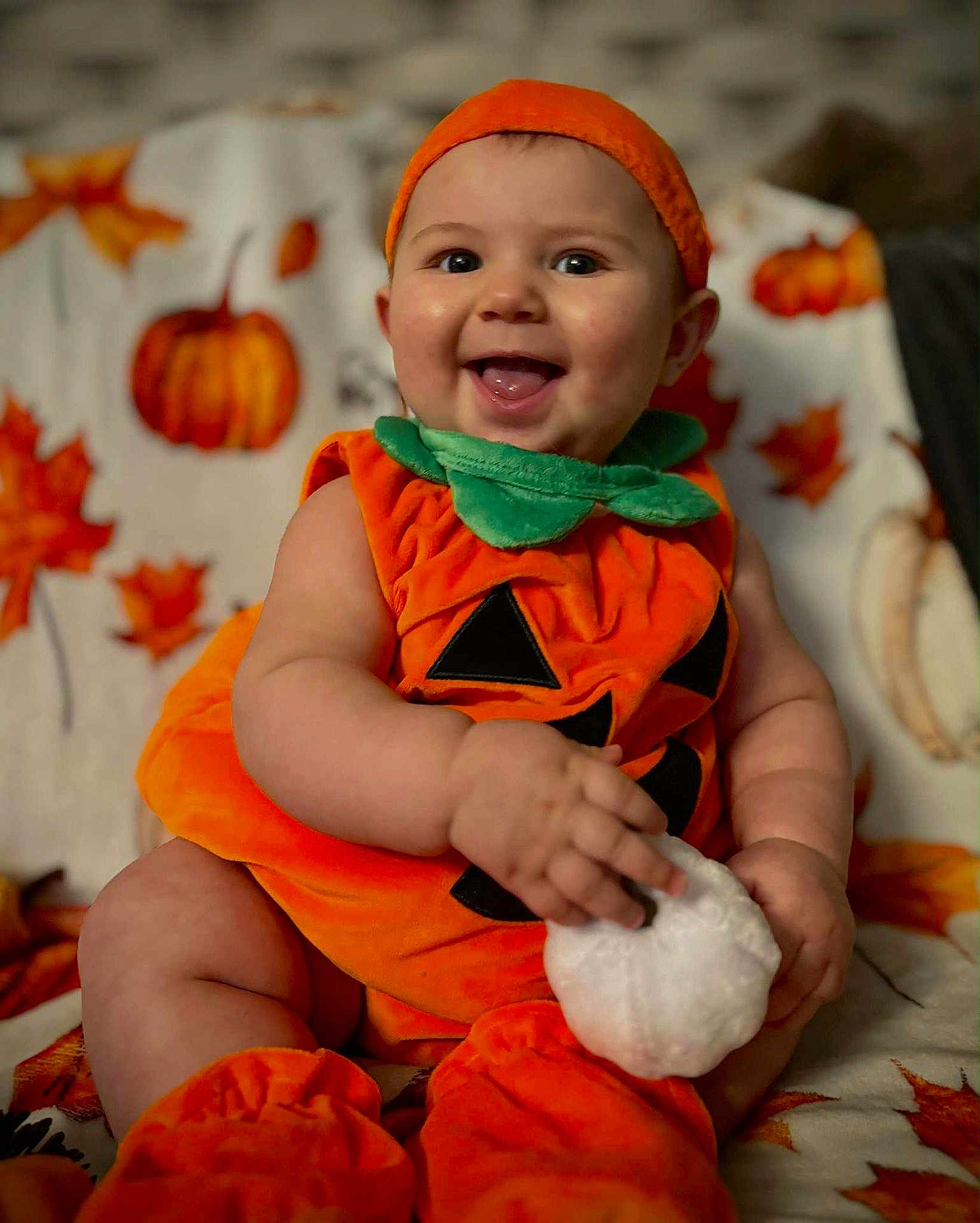 Nylann participe au concours pour gagner de l'argent avec cette photo : autumn, baby, child, chubby_arms, costume, cozy, cute, face, festive, happy, headband, holiday, indoors, leaves, orange, plush_toy, pumpkin_costume, seasonal, sitting, smiling