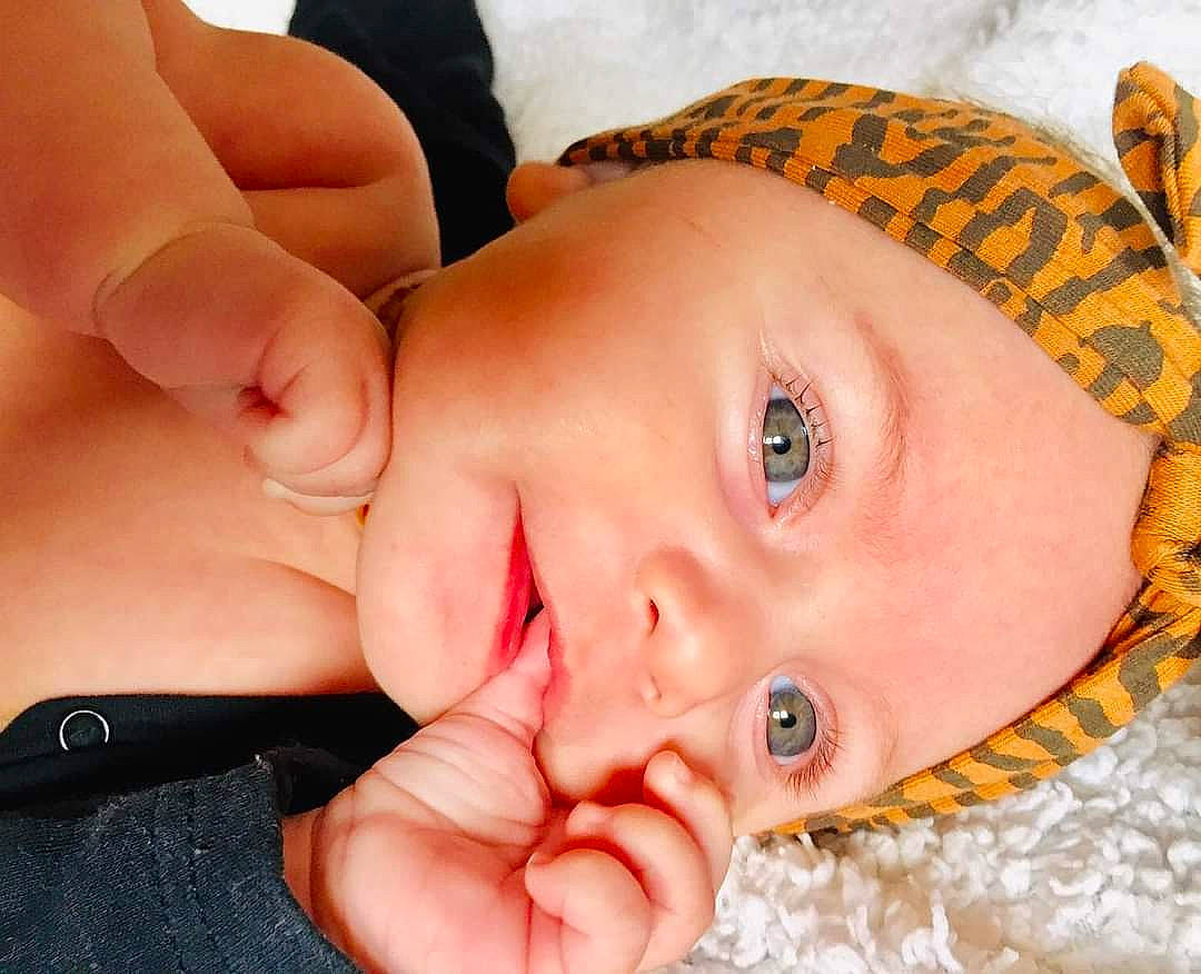 Kelya a rejoint le concours — aidez-le/la à gagner de superbes lots ! baby, cheek, chin, ear, eye, eyebrow, eyelash, face, finger, gesture, happy, head, human_body, iris, lip, mouth, neck, nose, organ, person