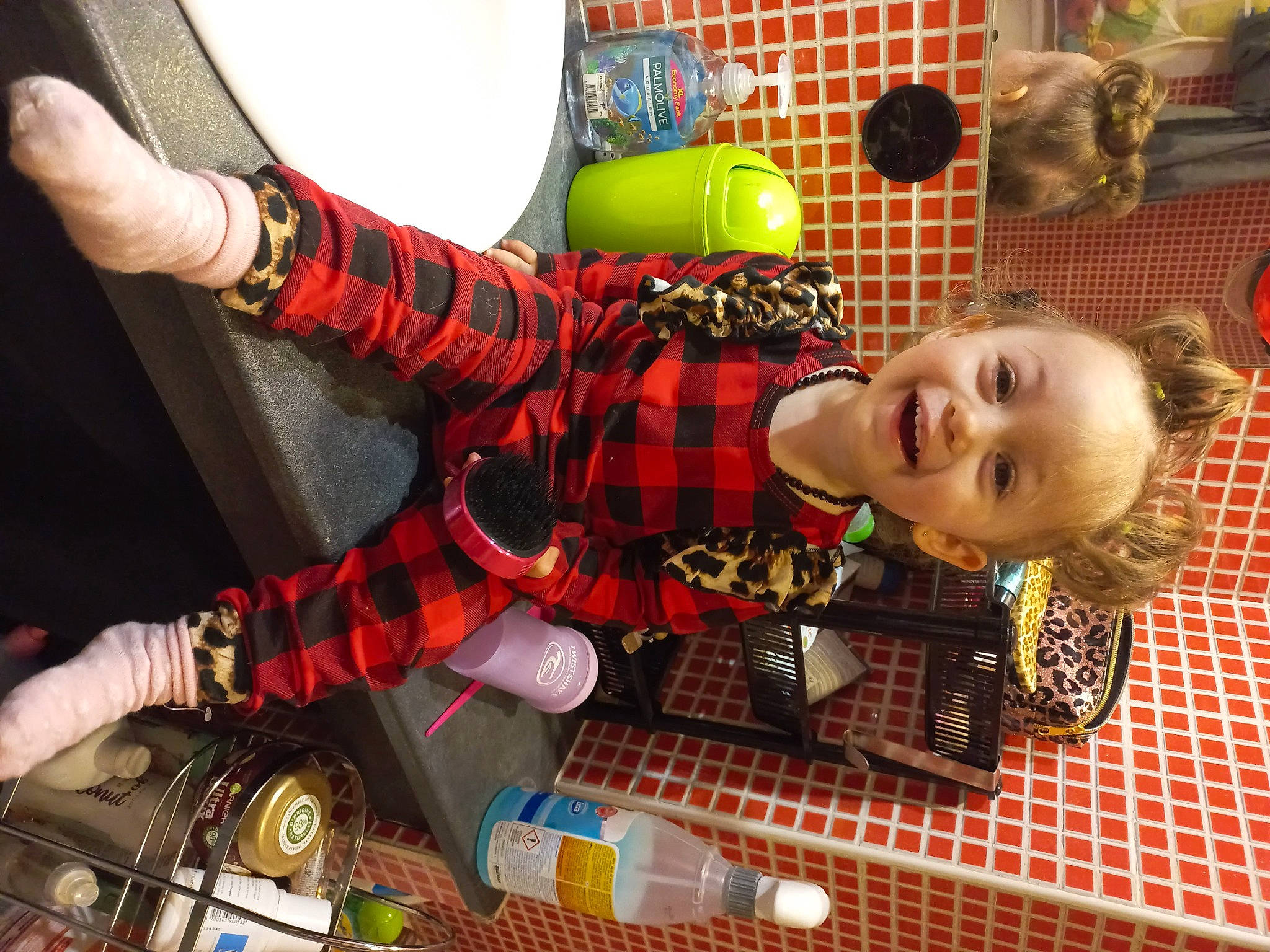 Kelya a rejoint le concours — aidez-le/la à gagner de superbes lots ! baby_products, baby_toys, child, doll, fictional_character, flooring, fun, happy, joy, leisure, pattern, person, plaid, play, room, sitting, smile, sock, stuffed_toy, tartan