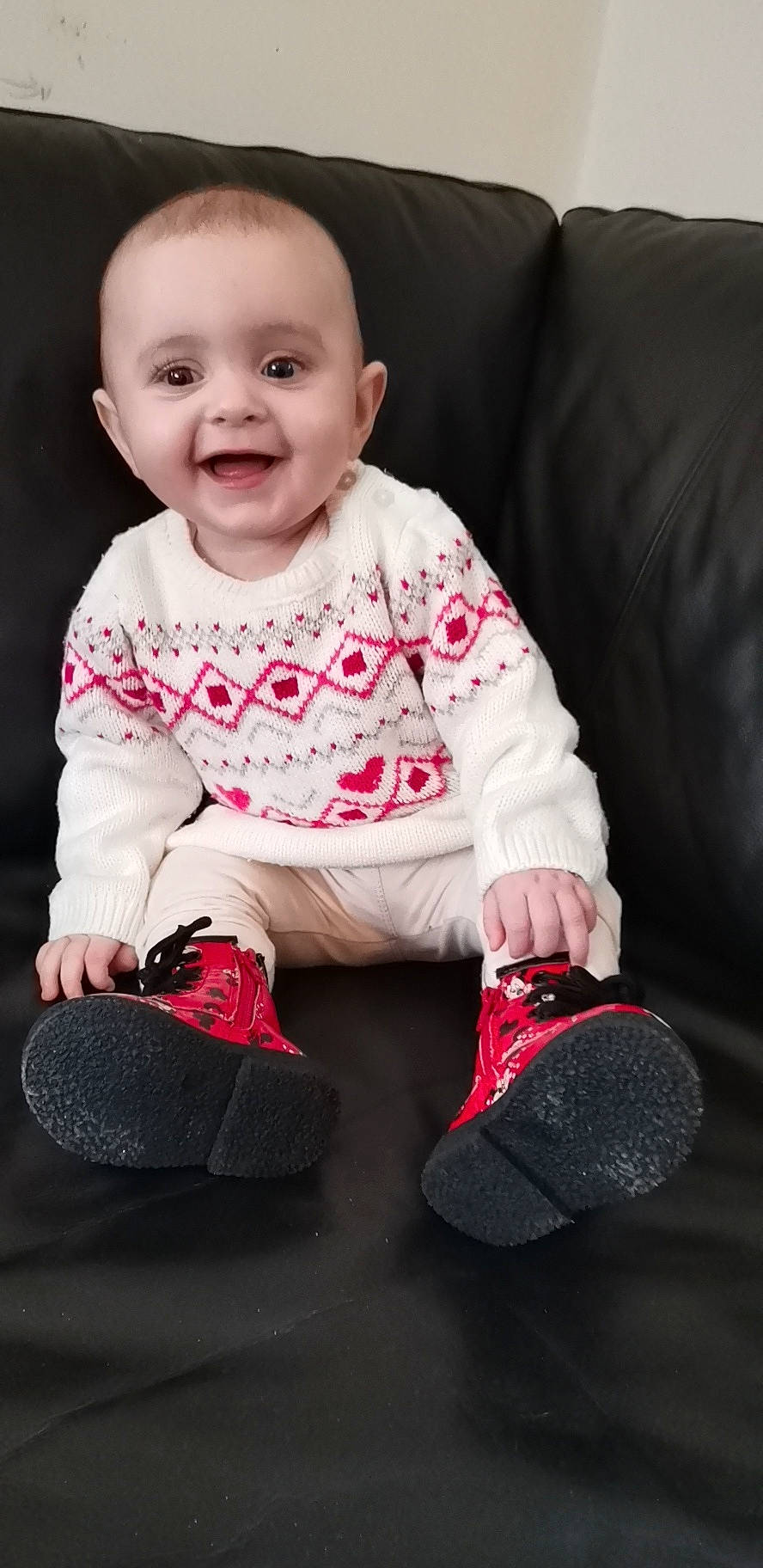 Keïssy participe au concours pour gagner de l'argent avec cette photo : baby, baby_toddler_clothing, cheek, comfort, couch, eye, face, finger, flooring, happy, head, joy, magenta, pattern, person, pink, red, skin, sleeve, smile