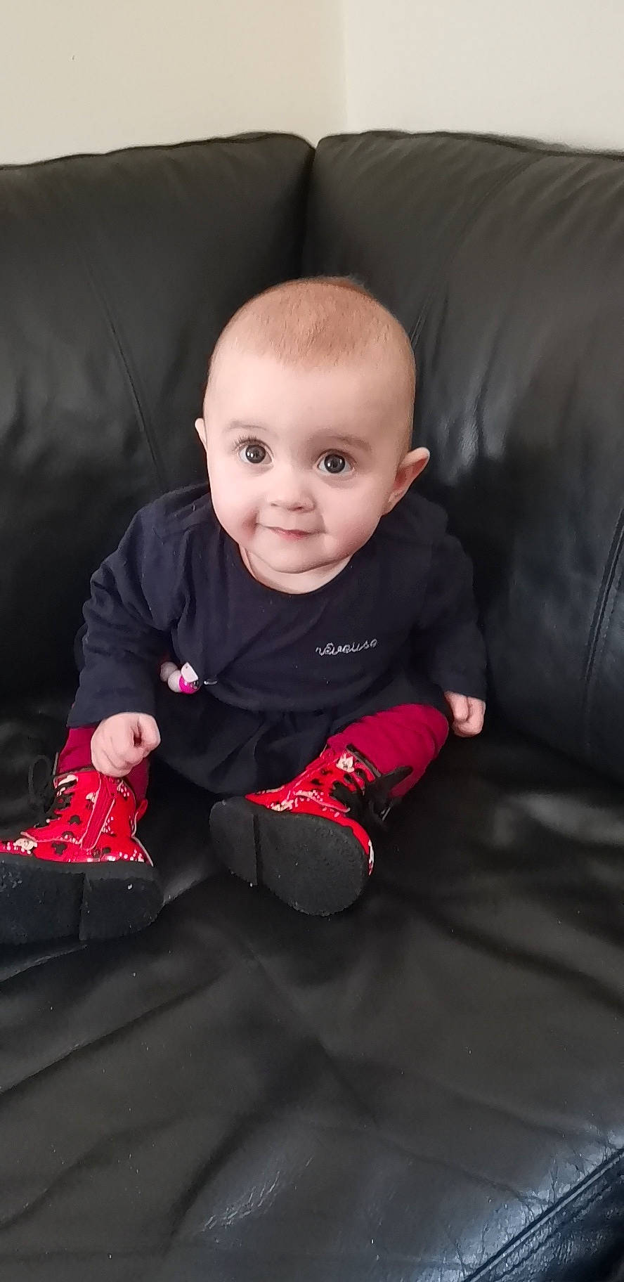 Keïssy a rejoint le concours — aidez-le/la à gagner de superbes lots ! baby, baby_toddler_clothing, carmine, cheek, child, comfort, finger, flash_photography, flooring, fun, happy, joy, leg, lip, magenta, person, sitting, skin, sleeve, smile