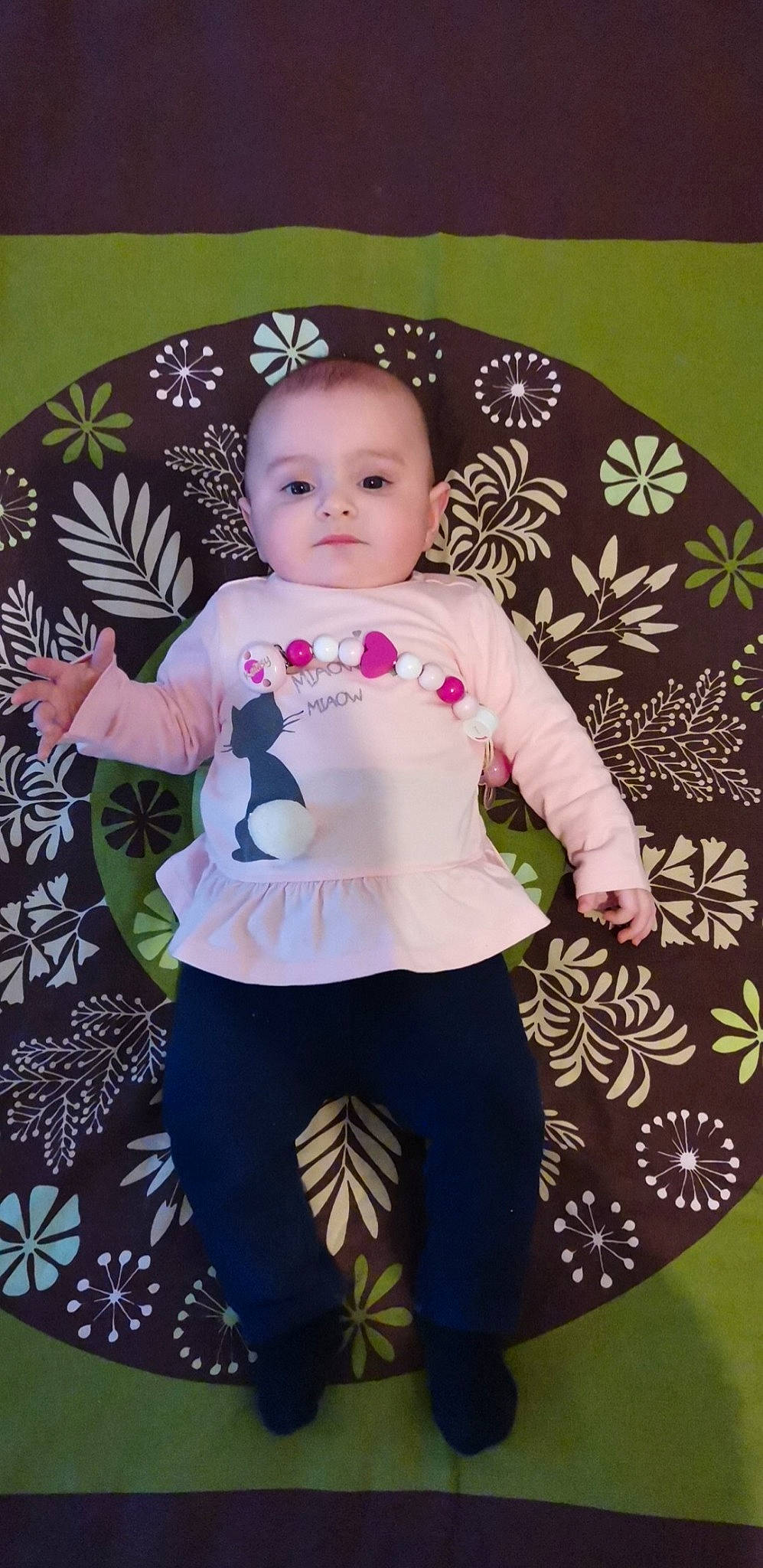 Keïssy a rejoint le concours — aidez-le/la à gagner de superbes lots ! abdomen, baby, baby_carriage, baby_products, baby_toddler_clothing, baby_toys, cheek, child, happy, linens, magenta, pattern, person, pink, sitting, sleeve, t_shirt, textile, toddler, top