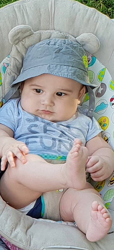 Liam a rejoint le concours — aidez-le/la à gagner de superbes lots ! abdomen, baby_products, boy, cheek, child, hand, head, infant, iris, person, play, product, skin, toddler