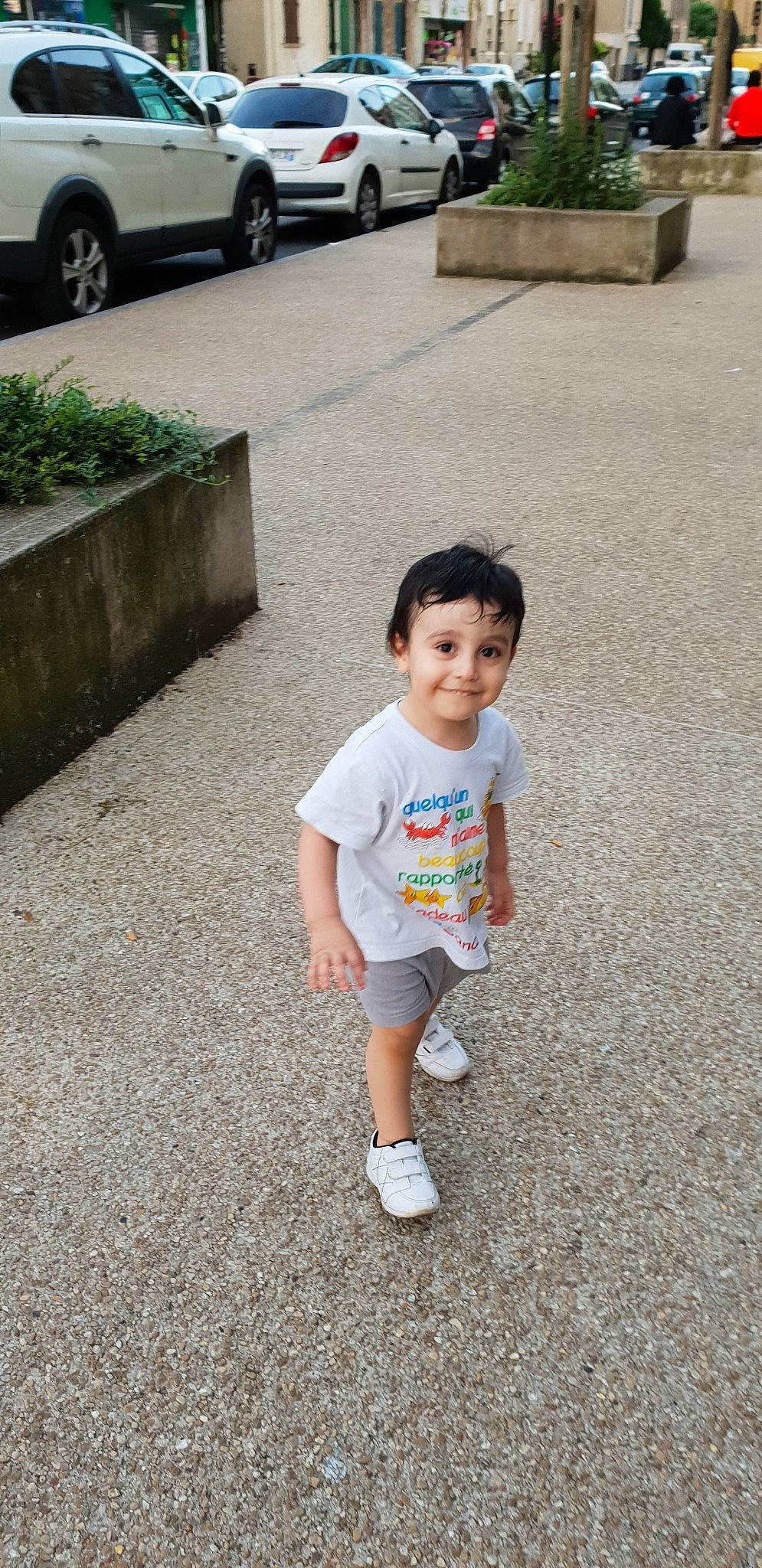 Elyan a rejoint le concours — aidez-le/la à gagner de superbes lots ! asphalt, boy, car, child, cool, day, fun, girl, joy, person, plant, play, product, public_space, recreation, snapshot, standing, toddler, vacation