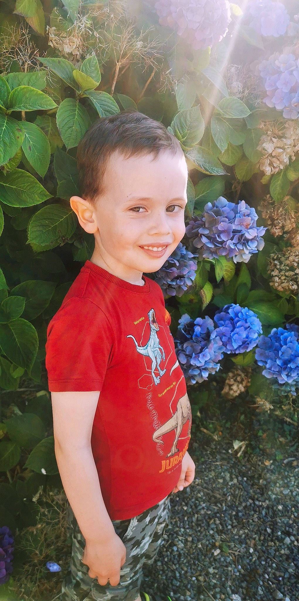 Raphael a rejoint le concours — aidez-le/la à gagner de superbes lots ! annual_plant, beauty, botany, child, electric_blue, flash_photography, flower, garden, grass, happy, iris, joy, leaf, leisure, people_in_nature, person, petal, plant, smile, t_shirt