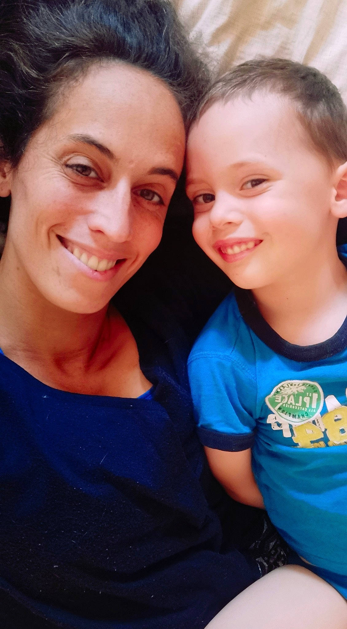 Raphael a rejoint le concours — aidez-le/la à gagner de superbes lots ! blue, child, clothing, electric_blue, event, friendship, fun, gesture, grass, happy, iris, joy, laugh, leisure, nose, person, shoulder, skin, smile, t_shirt