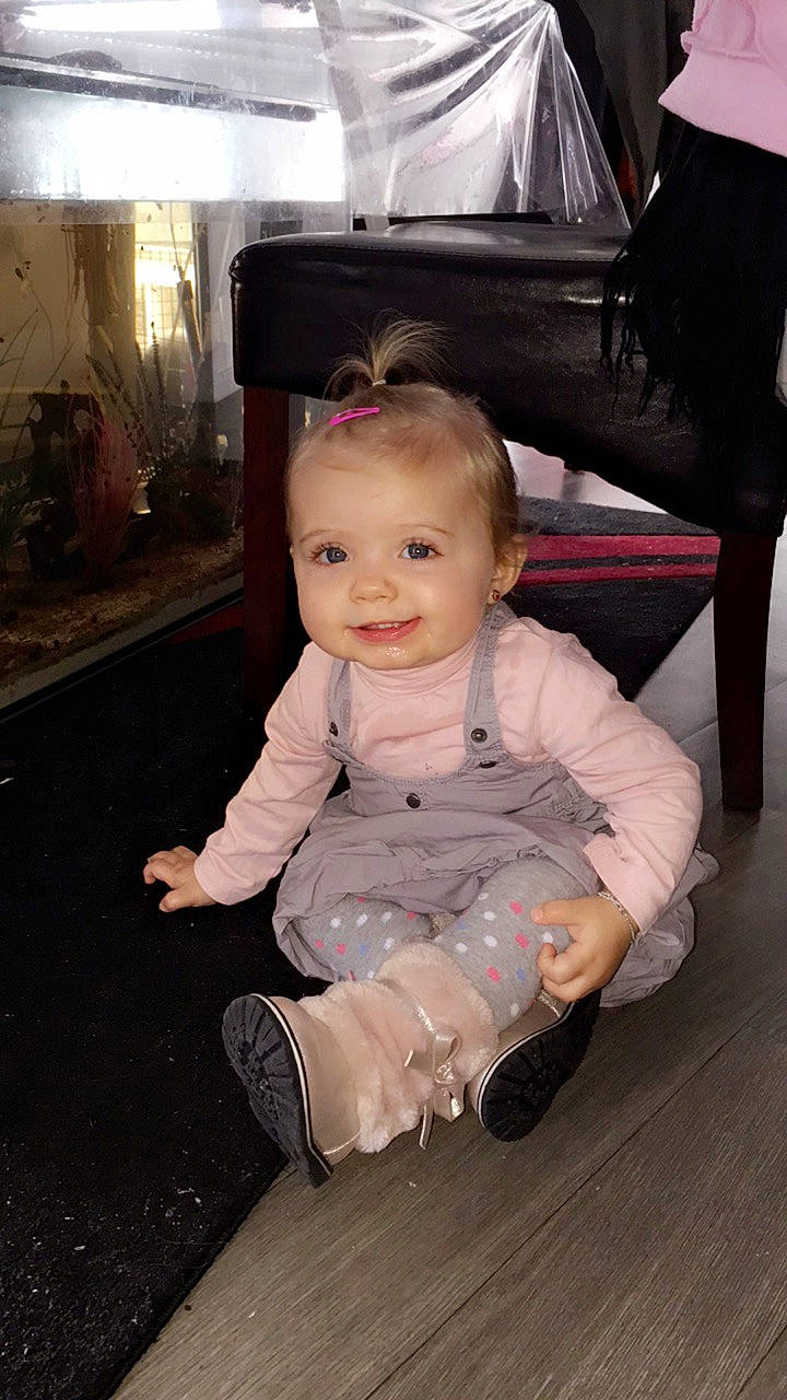 Leena participe au concours pour gagner de l'argent avec cette photo : baby, chair, cheek, child, floor, joy, leg, person, sitting, skin, toddler