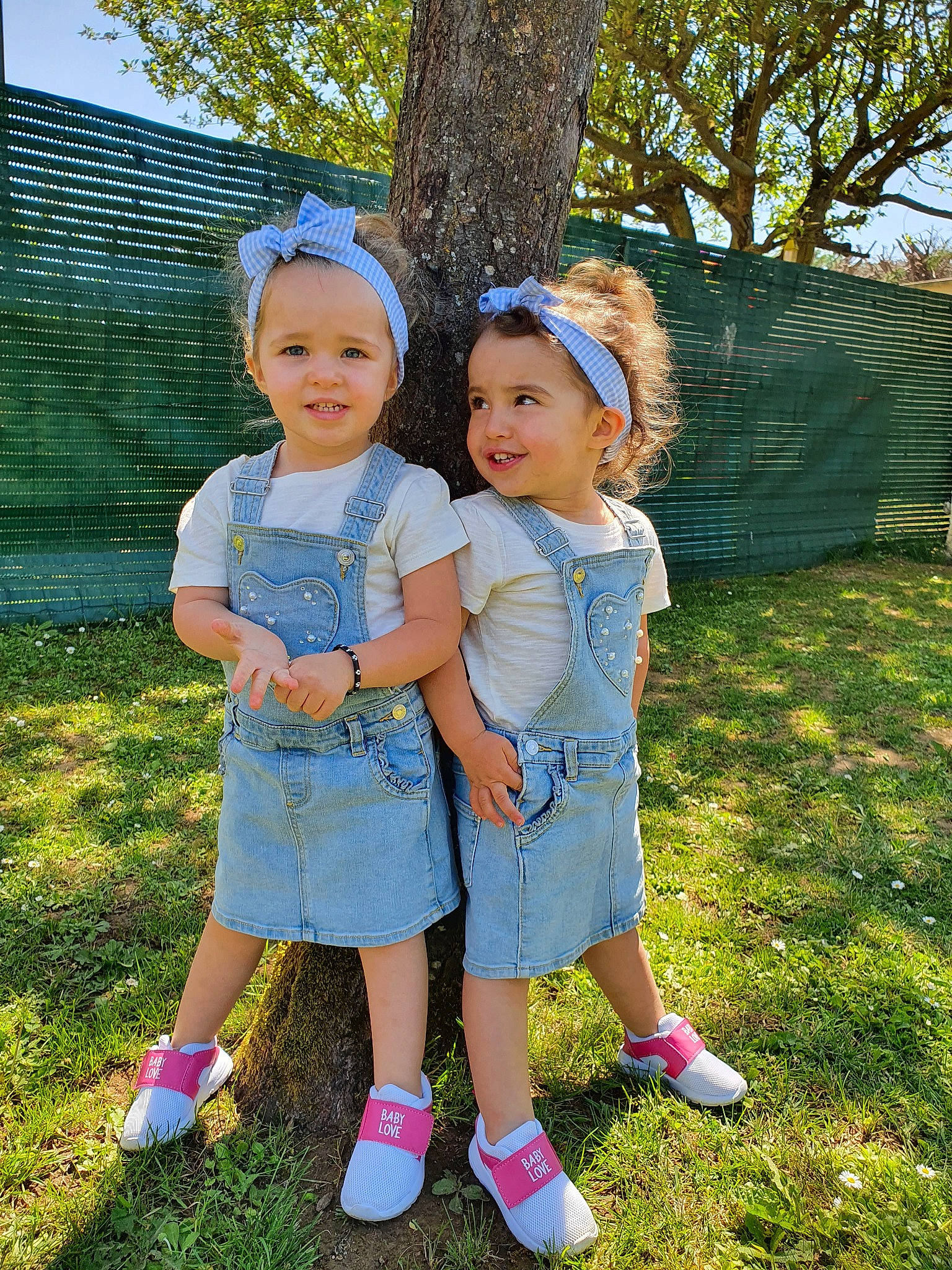 Mélia Et Aîdha participe au concours pour gagner de l'argent avec cette photo : baby, child, denim, family, garden, grass, happy, jeans, joy, people, person, photography, plant, play, recreation, sibling, skin, spring, summer, toddler