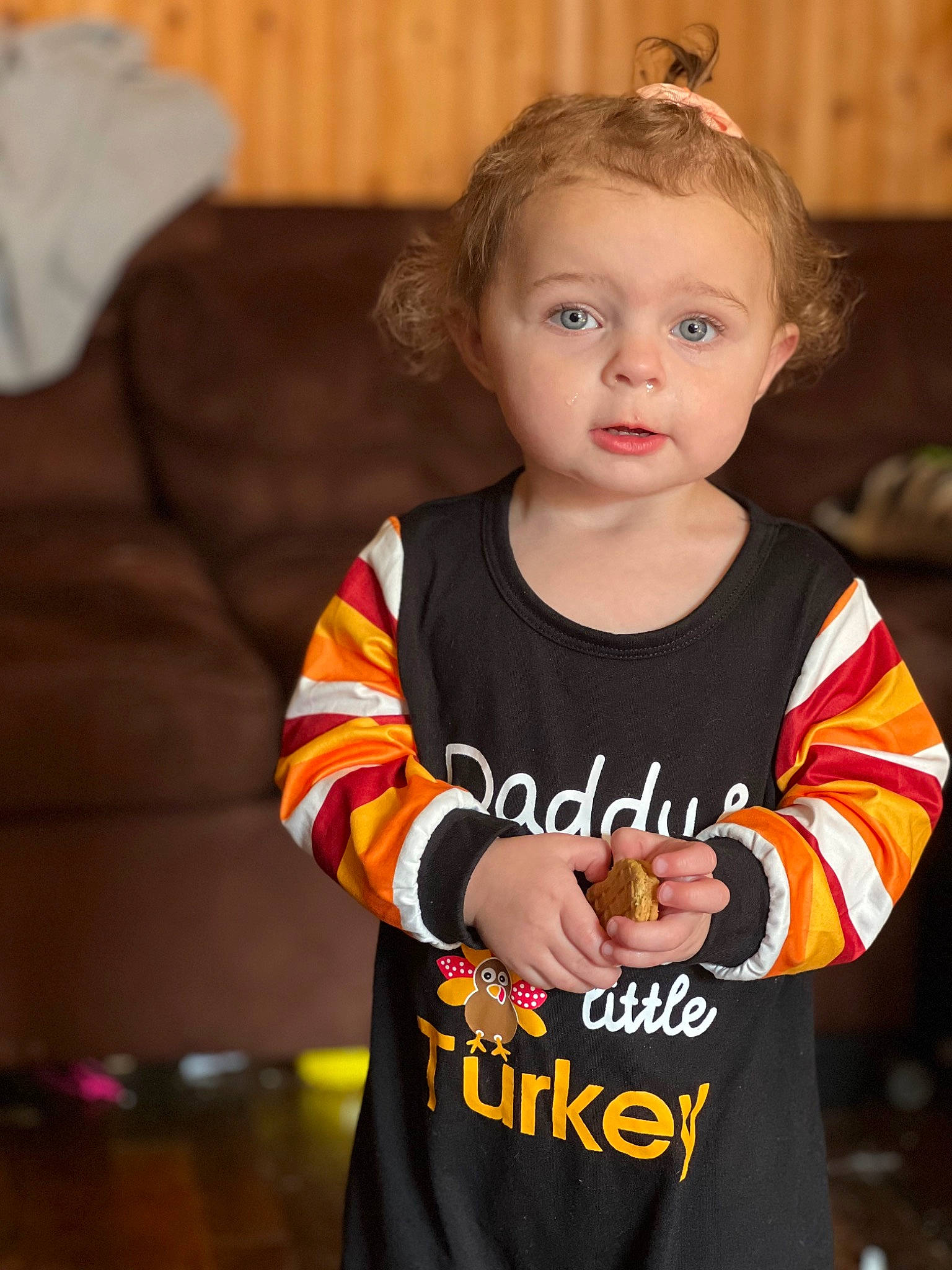 Genesis is registered to the contest to win money with this photo: baby_toddler_clothing, blond, cheek, child, christmas, comfort, couch, event, face, fun, hair, hairstyle, happy, head, jewellery, neck, person, sitting, sleeve, t_shirt