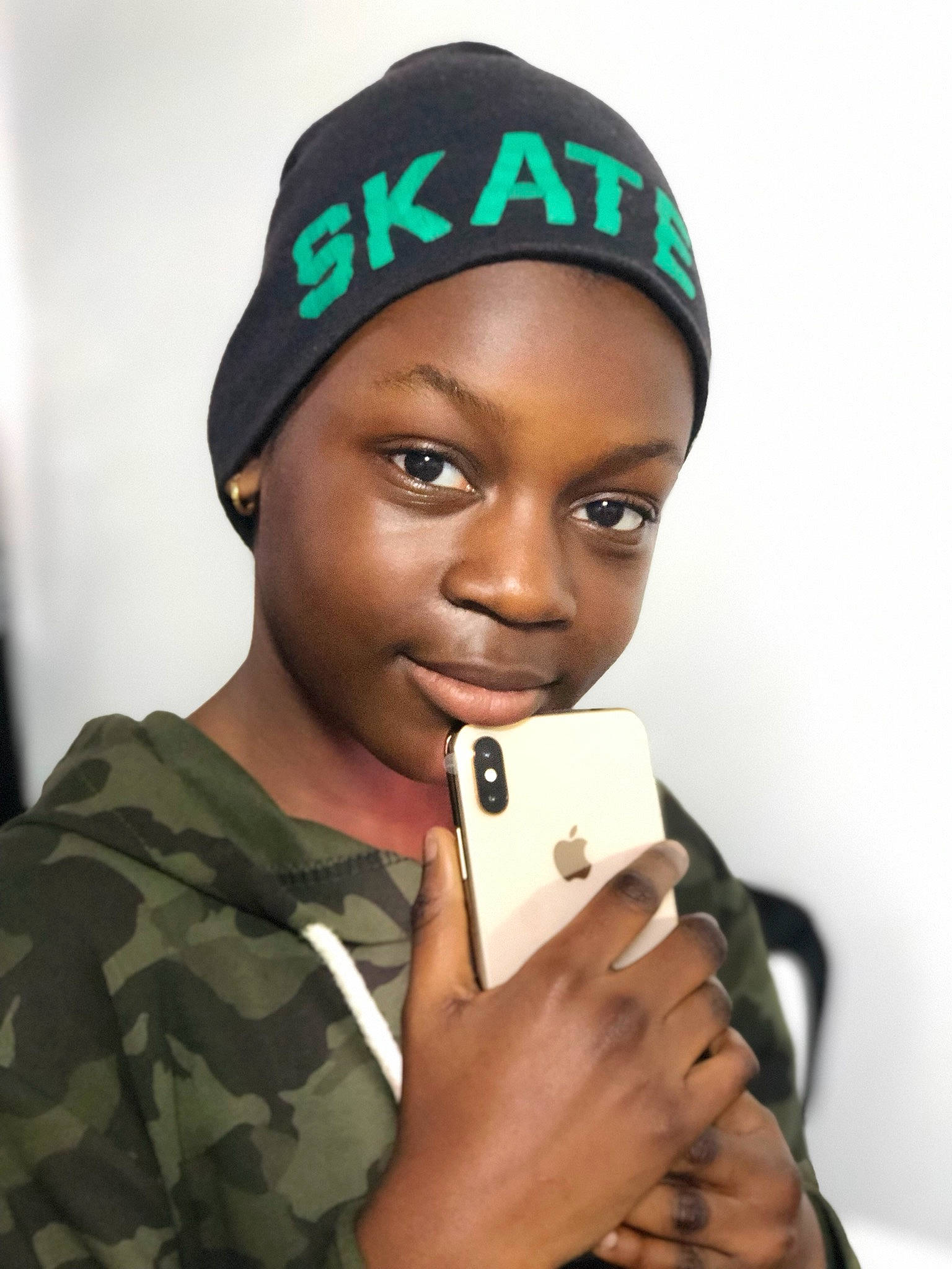 Ayomidé a rejoint le concours — aidez-le/la à gagner de superbes lots ! beanie, cap, headgear, person, soldier