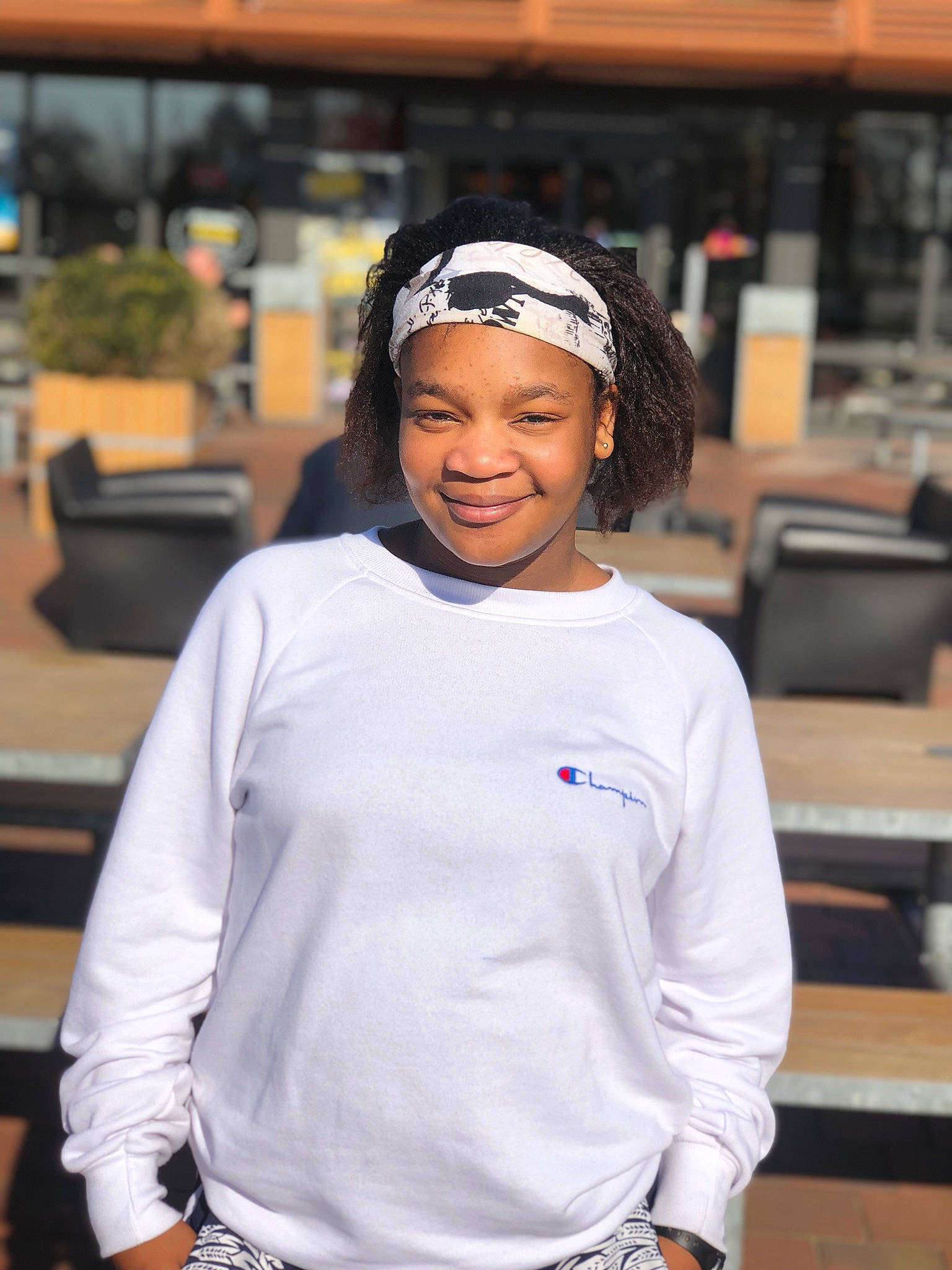 Badmus a rejoint le concours — aidez-le/la à gagner de superbes lots ! headgear, headwear, joy, person, smile, t_shirt, white