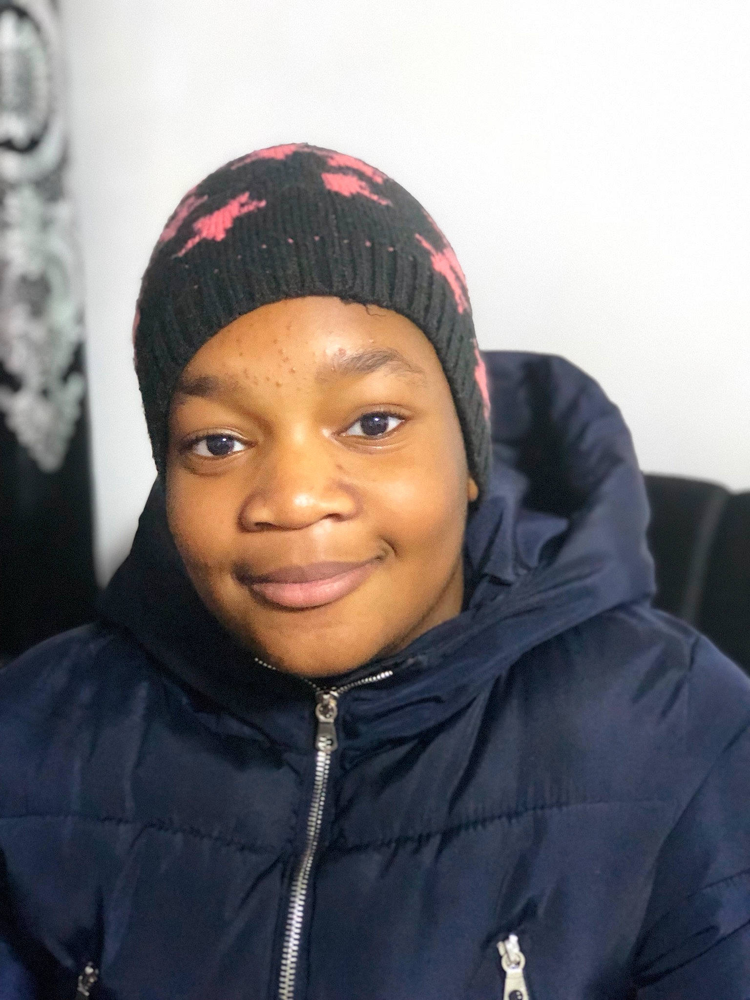 Badmus a rejoint le concours — aidez-le/la à gagner de superbes lots ! beanie, black_hair, cheek, child, face, forehead, head, headgear, knit_cap, outerwear, person, smile