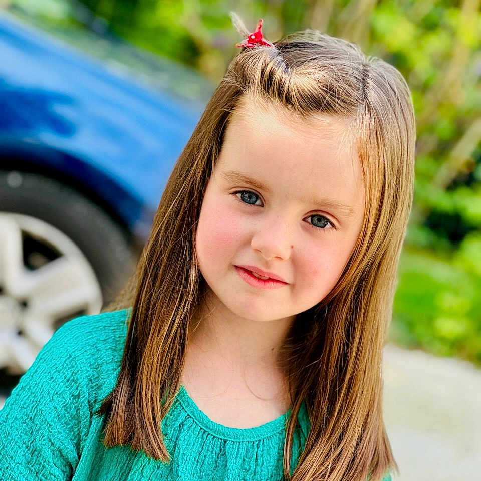 Lou participe au concours pour gagner de l'argent avec cette photo : blonde, bodypart, brownhair, child, face, female, girl, hair, haircut, hairdresser, happy, head, highlightedhair, machine, neck, person, photography, portrait, smile, wheel