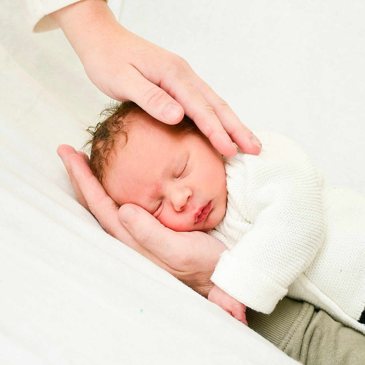Ayden participe au concours pour gagner de l'argent avec cette photo : architecture, baby, bed, blanket, bodypart, clothing, face, finger, furniture, glove, hand, happy, head, newborn, person, photography, portrait, sleeping, smile, wrist